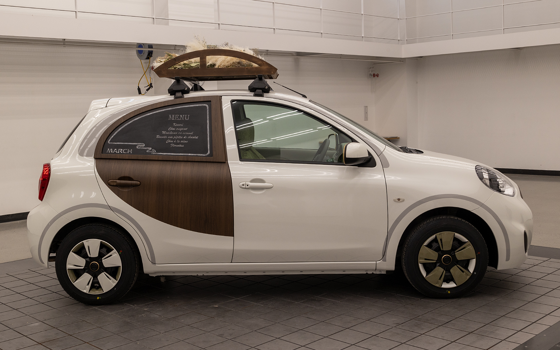 デザインに盛り込まれているウッド模様などは高橋氏のこだわりが詰まった店舗「UZUKI  sweets shop」に影響を受けたもの