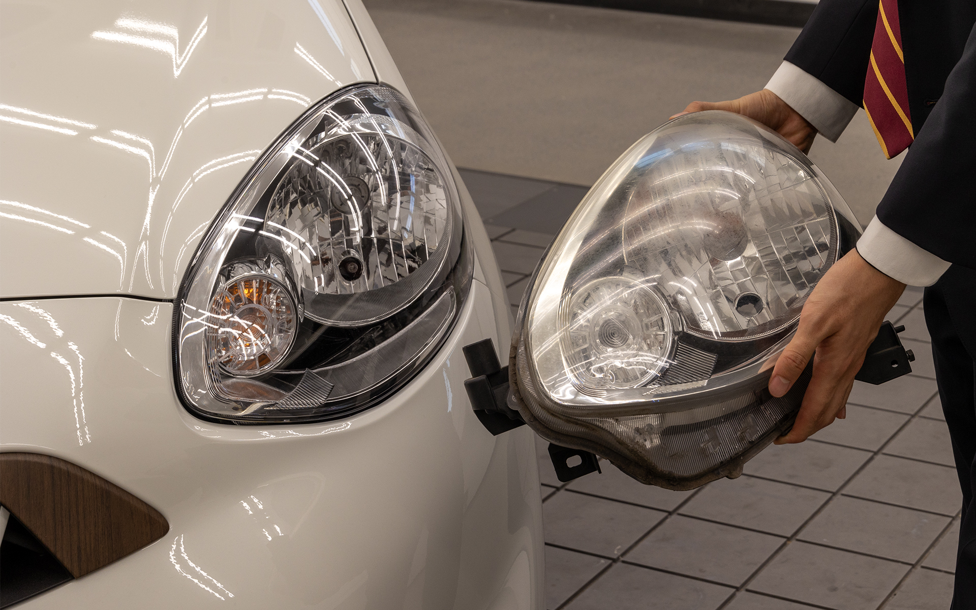 古くなったクルマではヘッドライトのレンズにも黄ばみや曇りがでるが、これがクルマのイメージをわるくさせる。そのためヘッドライトを新品に変えていて、それだけでも見栄えはグッとよくなる