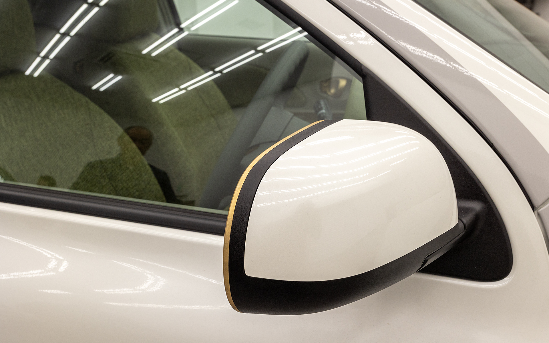 細かい部分にゴールドのアクセントが入れられる。これも高橋氏のお店で使われているデザインから影響を受けたもの