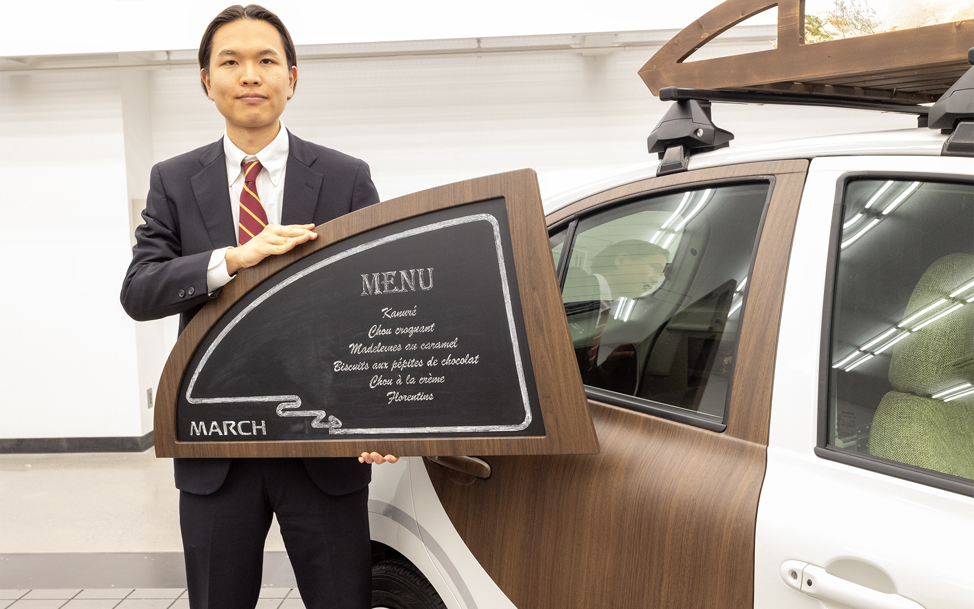 リアドアのウィンドウにはめ込み式の黒板を装備。ここにメニューなどをチョークで描く