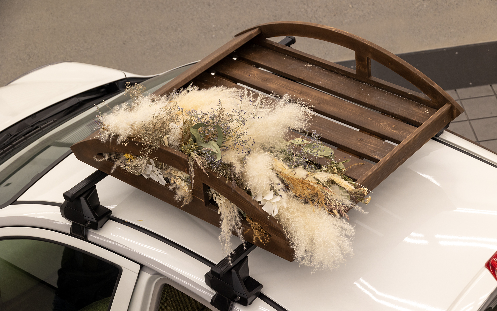 ルーフラックも装備。木を取り入れることでボディに入れてある木目のデザインとあわせている