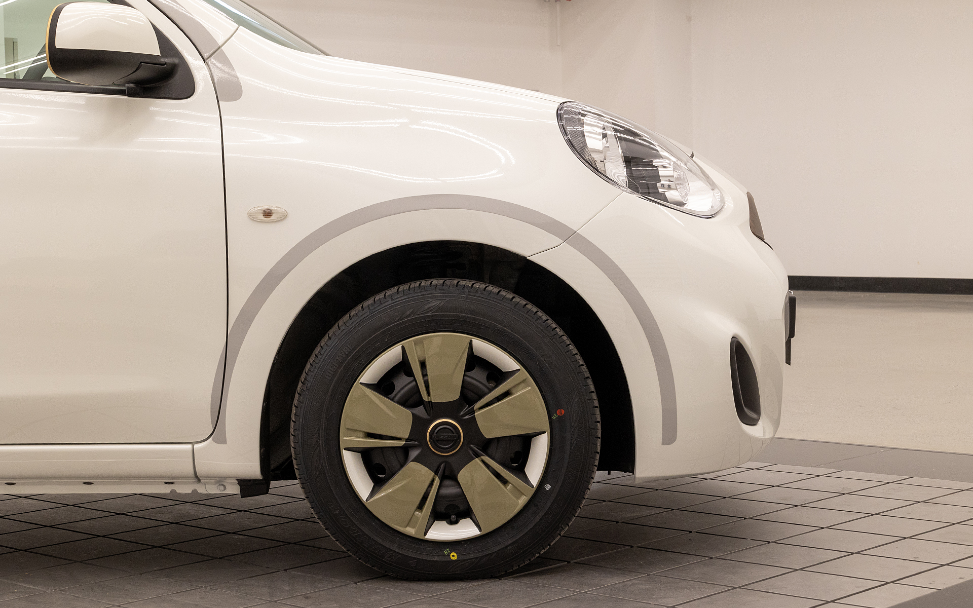 ホイールカバーにもゴールドが使われる