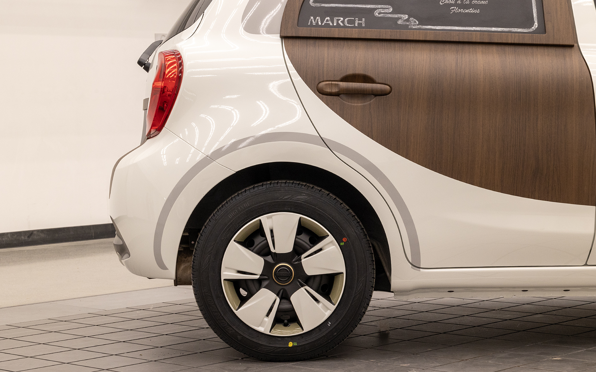 リアのホイールカバーはフロントと反転した色使い