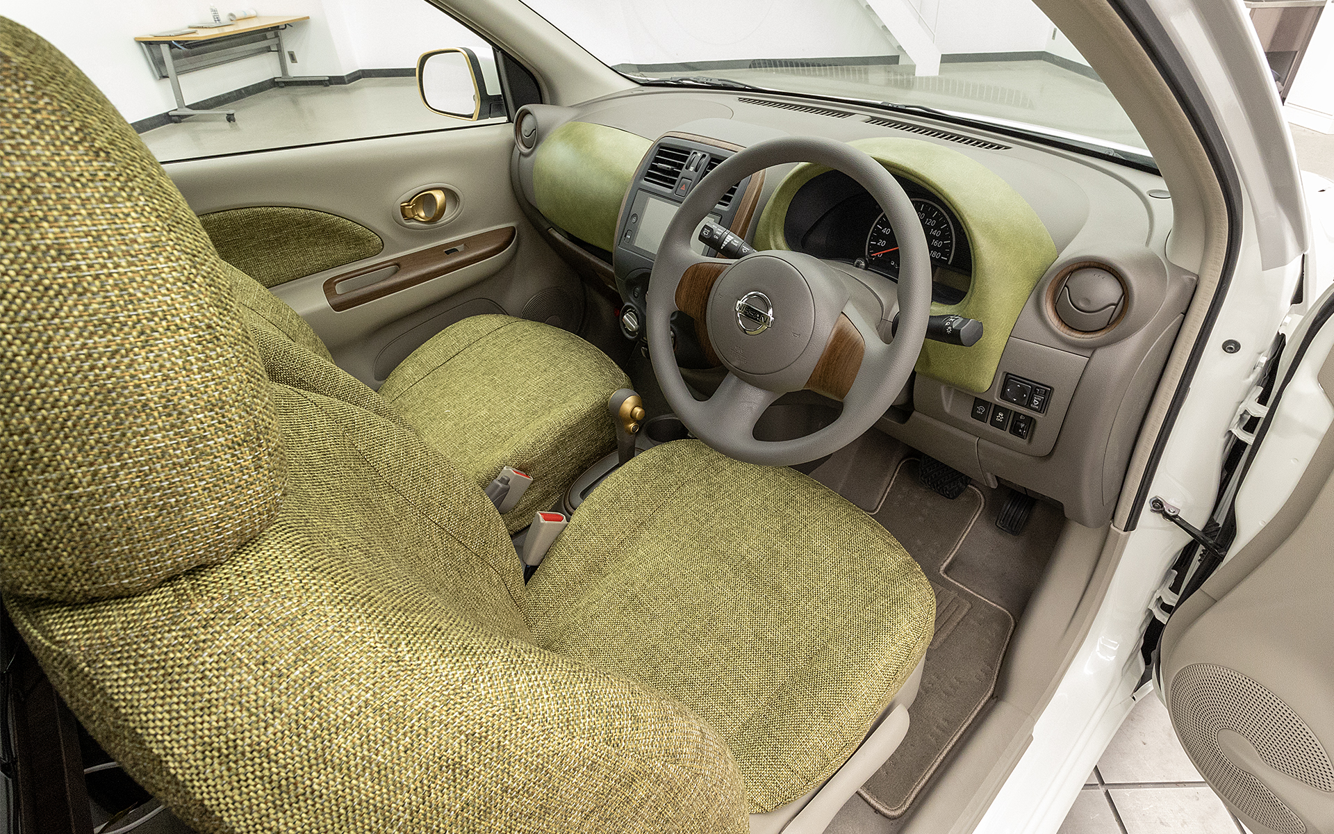 インテリアにも手が入り、すべてのシートに専用シートカバーが付けられる。また、ステアリングやスイッチ類など運転時に触れる部位は新品パーツに変えている