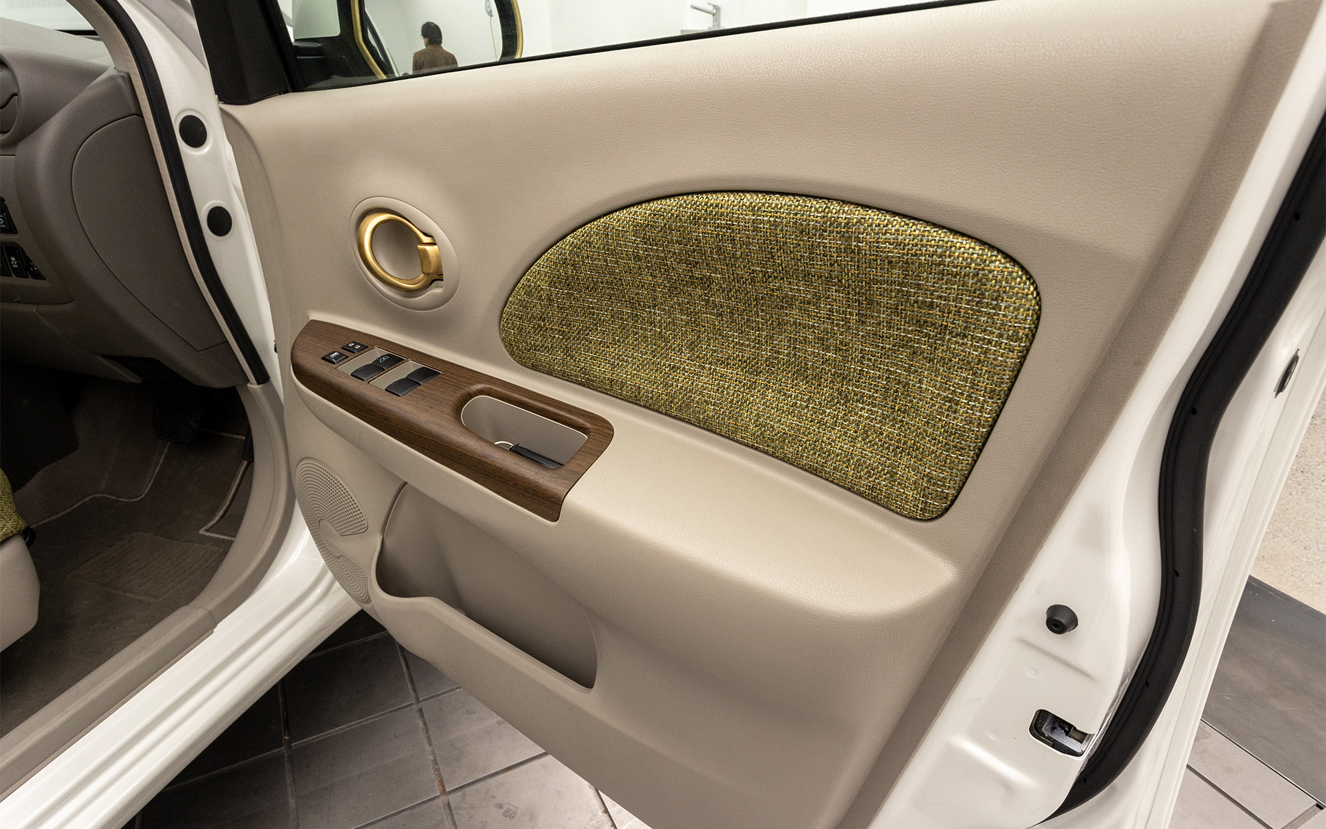 ドアトリムもシートカバーと同じ柄のファブリックが張られる