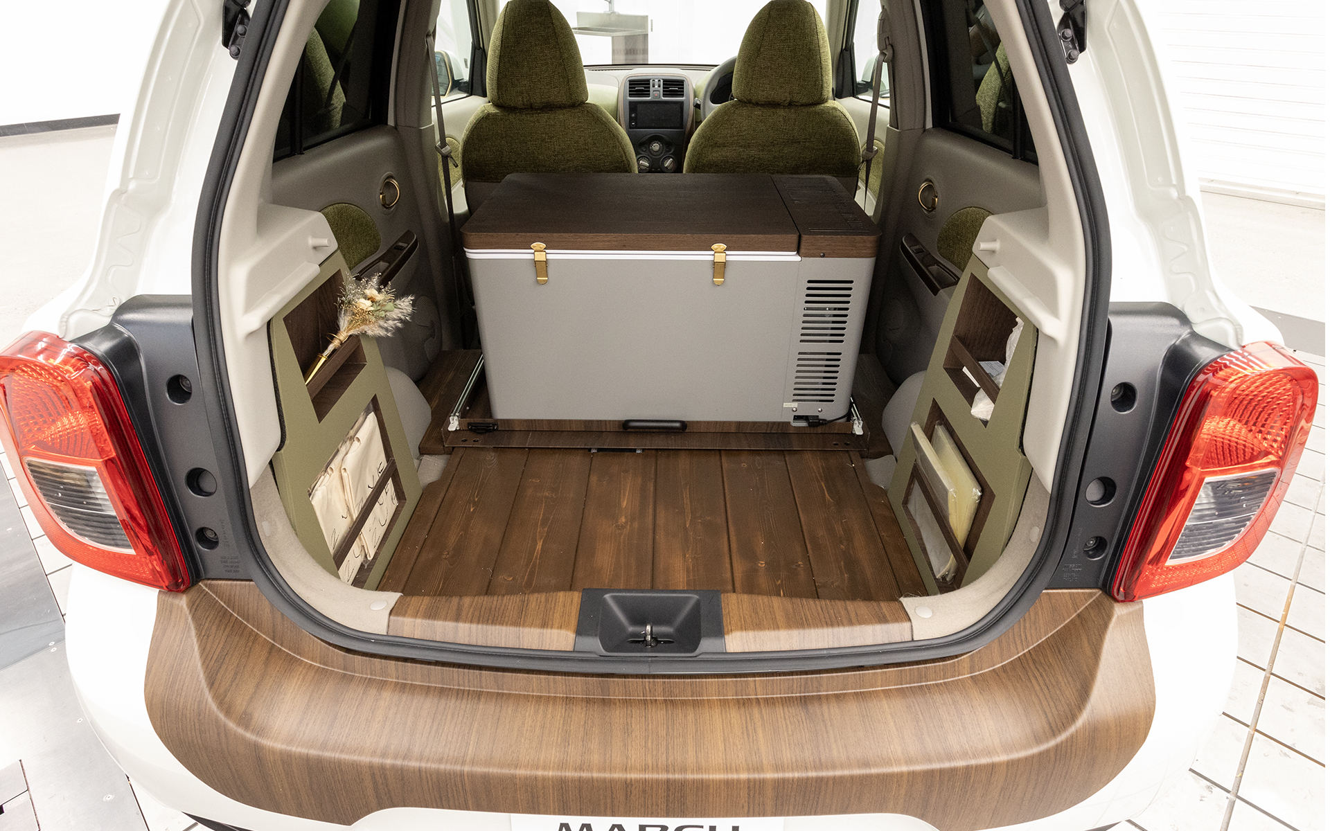 冷蔵庫は前後にスライドする