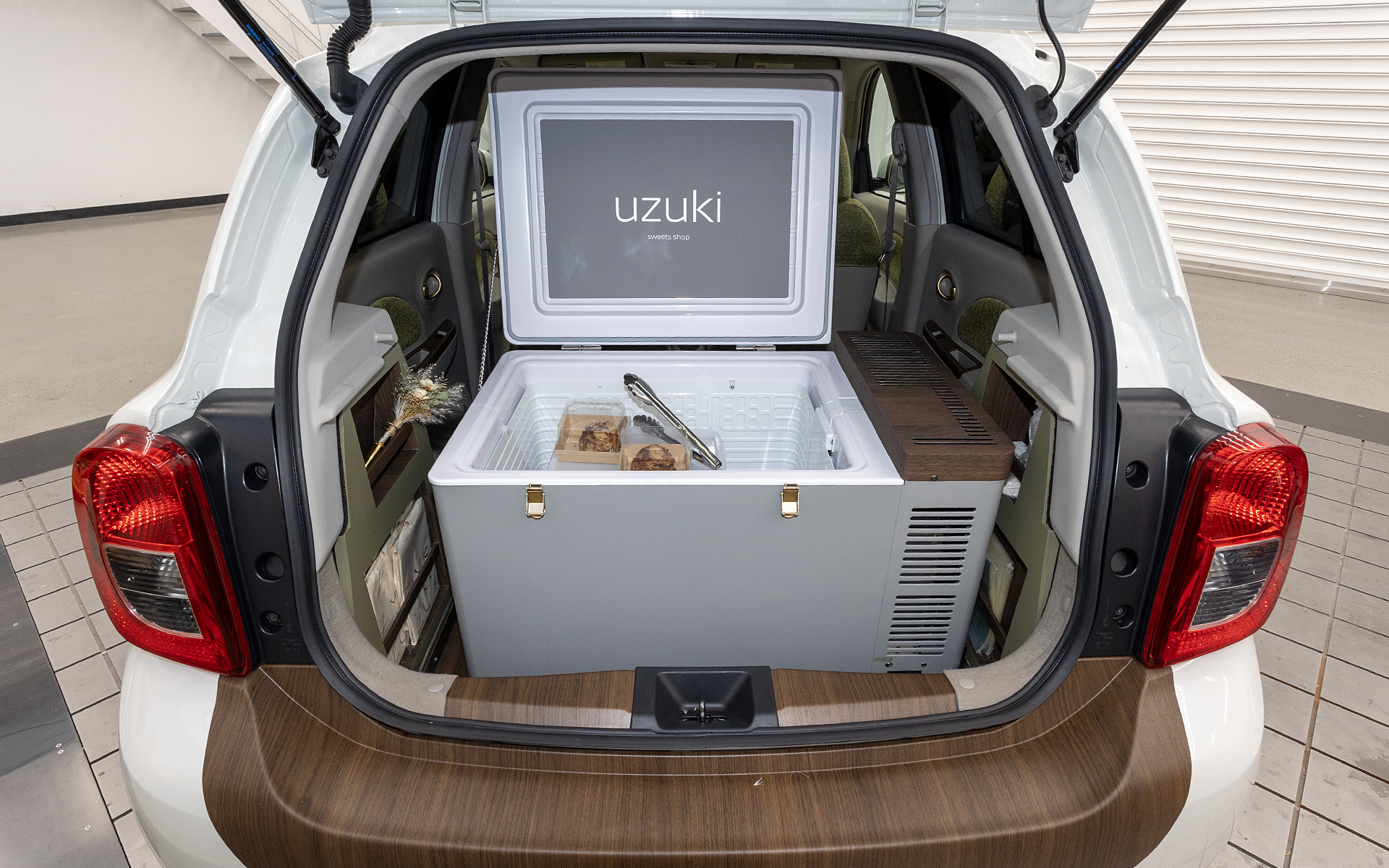 手前まで引き出した状態。冷蔵庫の木目や留め具をゴールドにするなど小物もテーマにあわせてデザイン