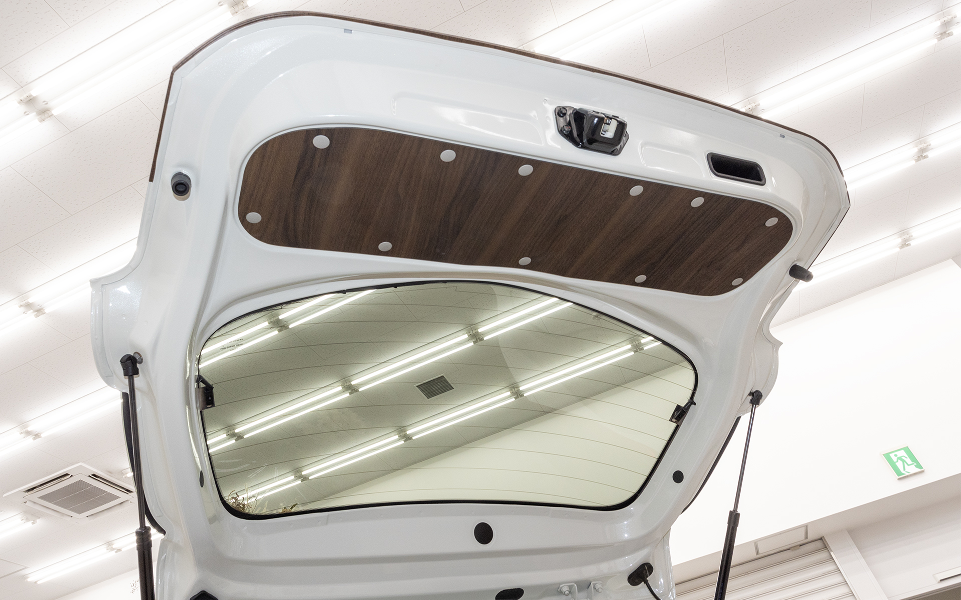 テールゲートの内張も木目調になっていた