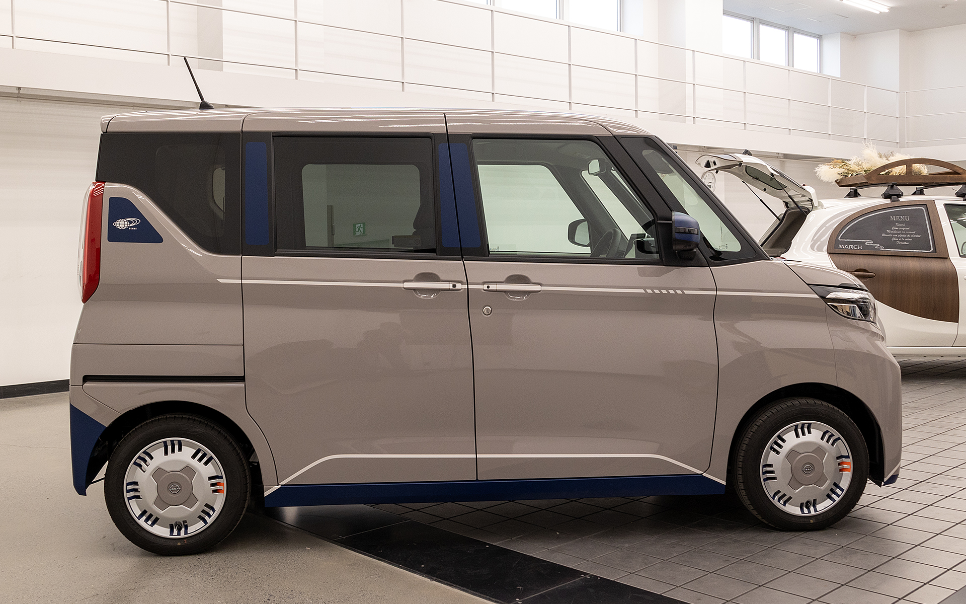 ボディカラーはデニムのインディゴと都会的なイメージのライトグレーを採用