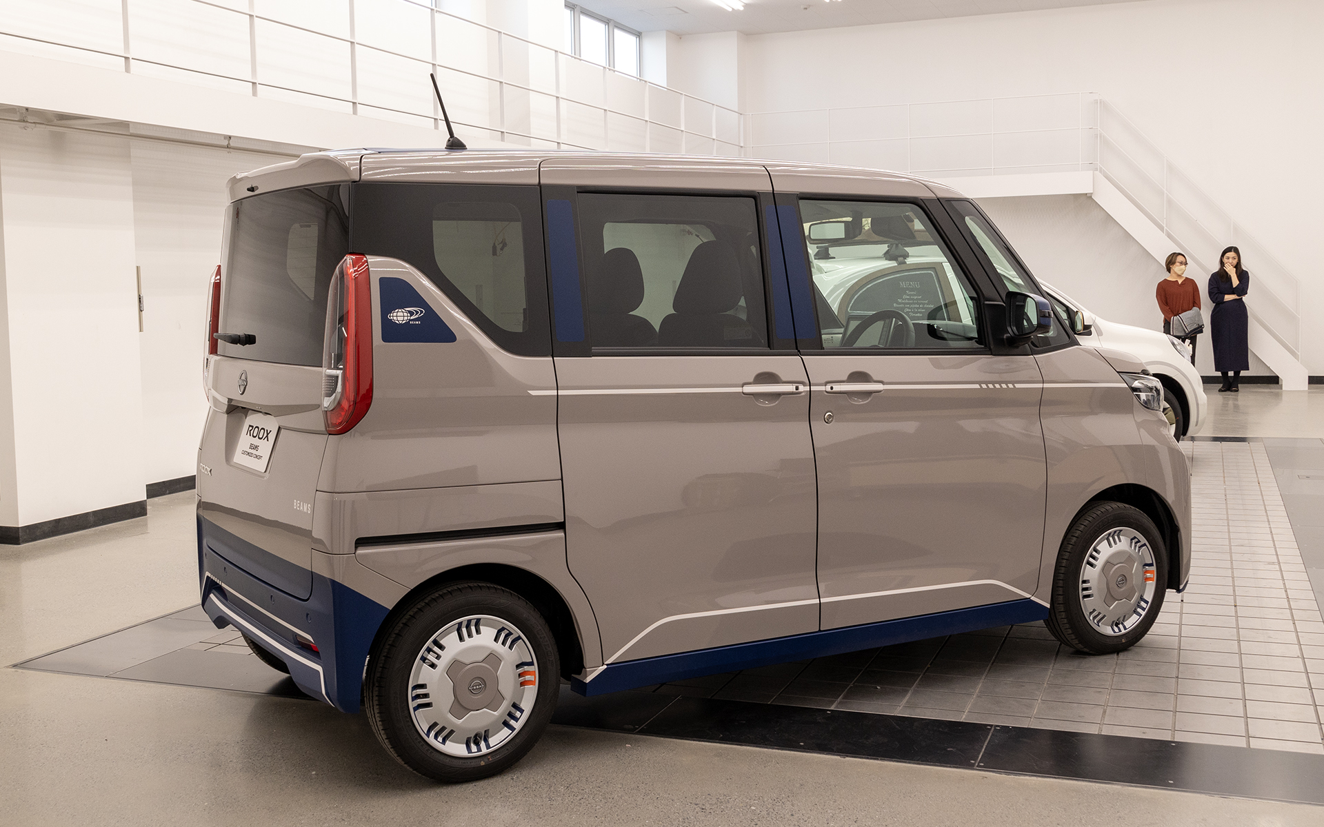 エンブレム類はメッキから明るいグレーに変更