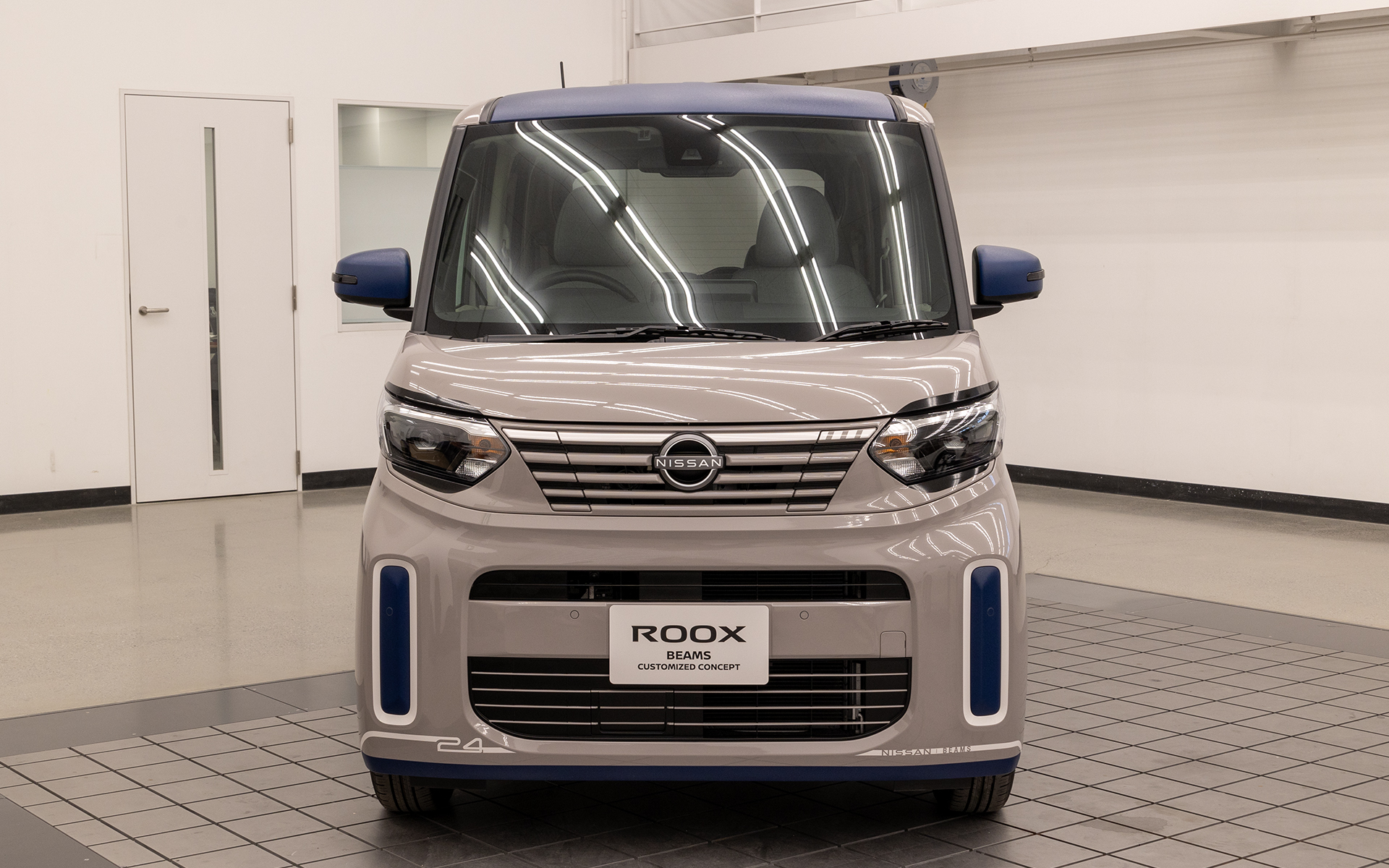 ヘッドライト上部にアイライン的なデカールが追加される