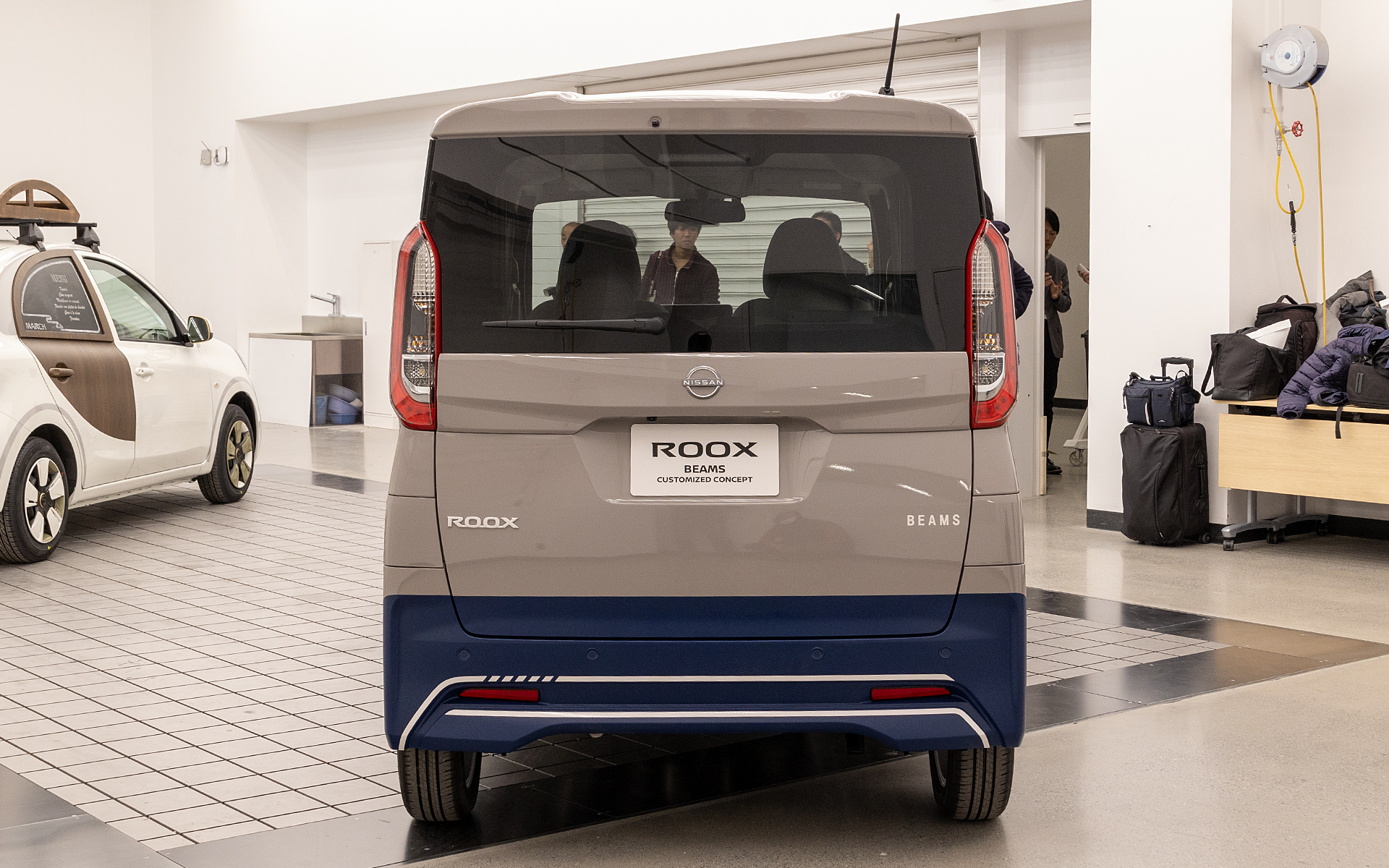 リアビュー。バンパーはインディゴカラーとなる