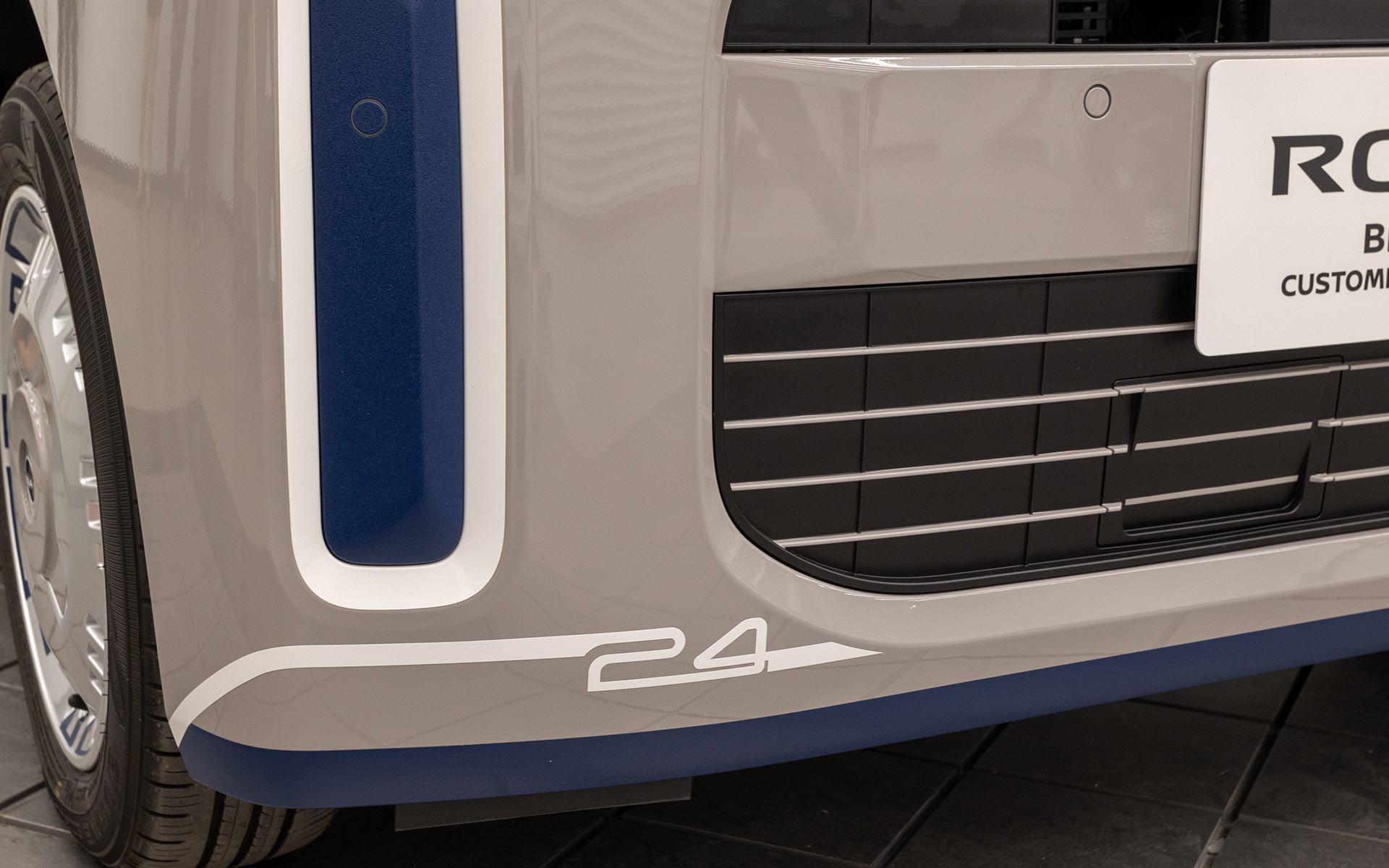 フロントバンパーにもラインデカールが入っていて、エンドの処理が左右で異なっている。こちらは右側