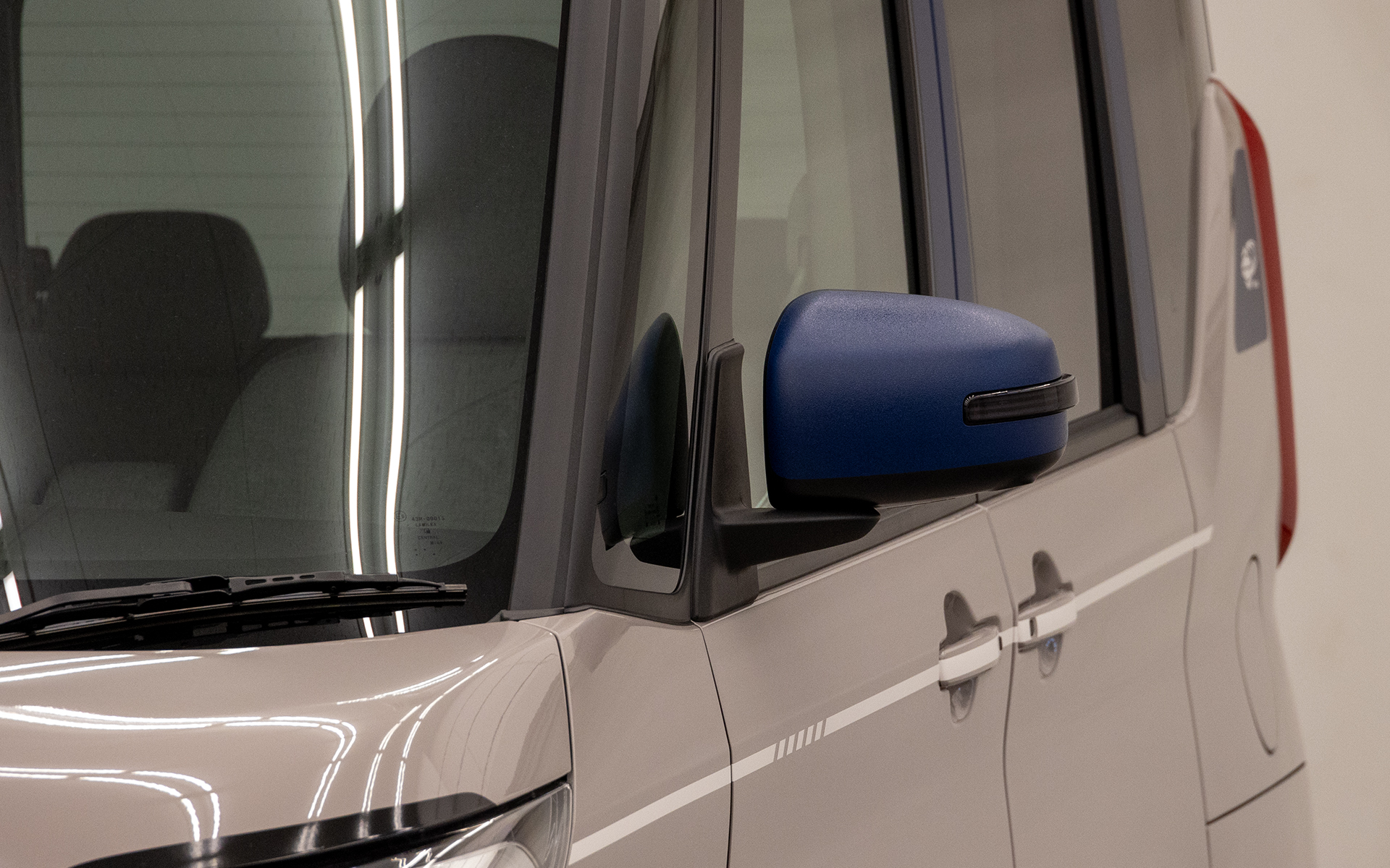 ミラーカバーはデニム調のインディゴカラー、塗装面もつるつるではなくざらついた手触りのある仕上げ