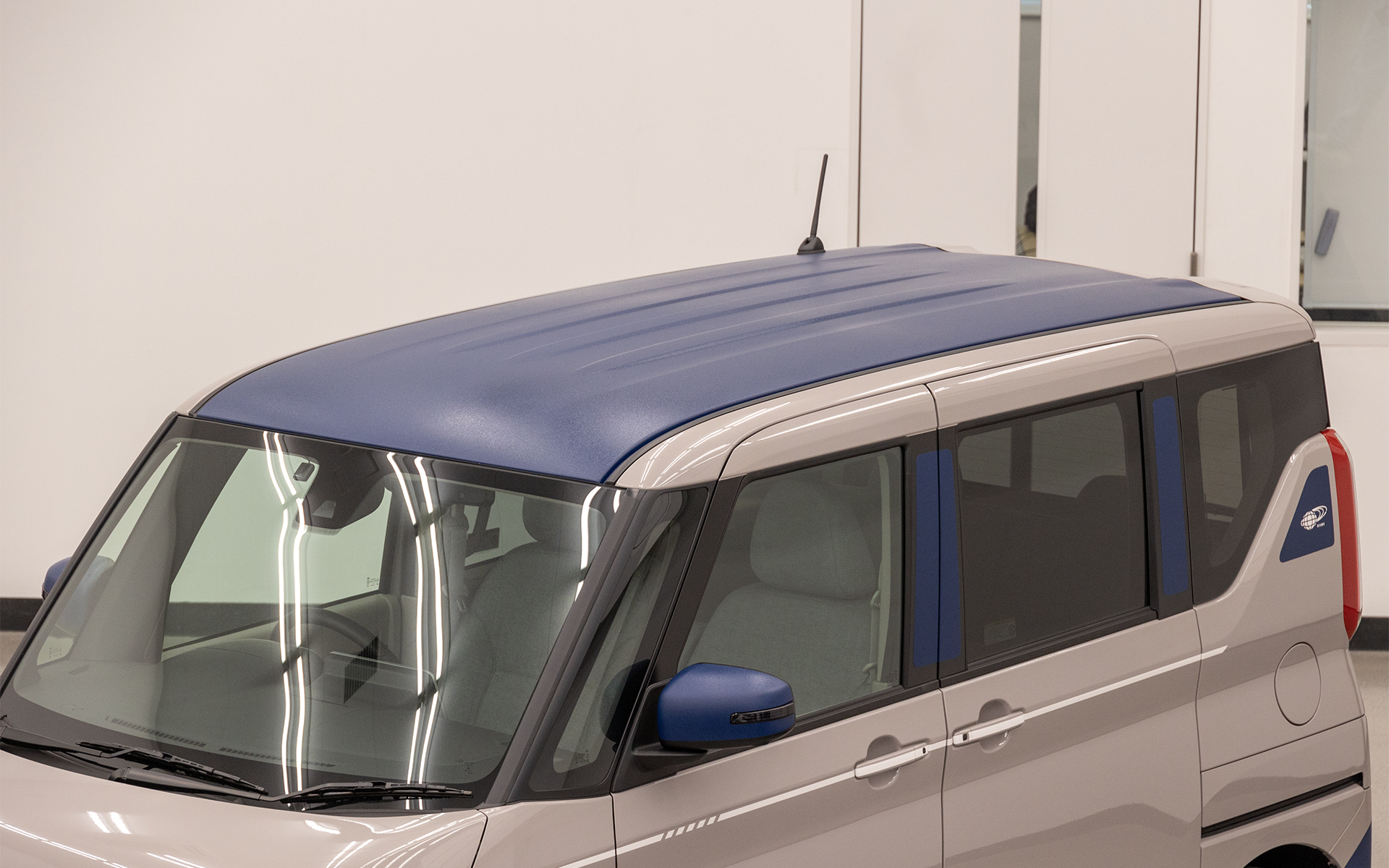 ピラーやルーフもミラーと同じ仕上げ