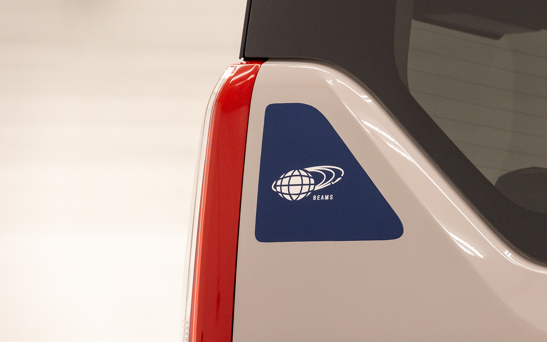 アクセントとしてインディゴカラーやビームスのロゴが入る