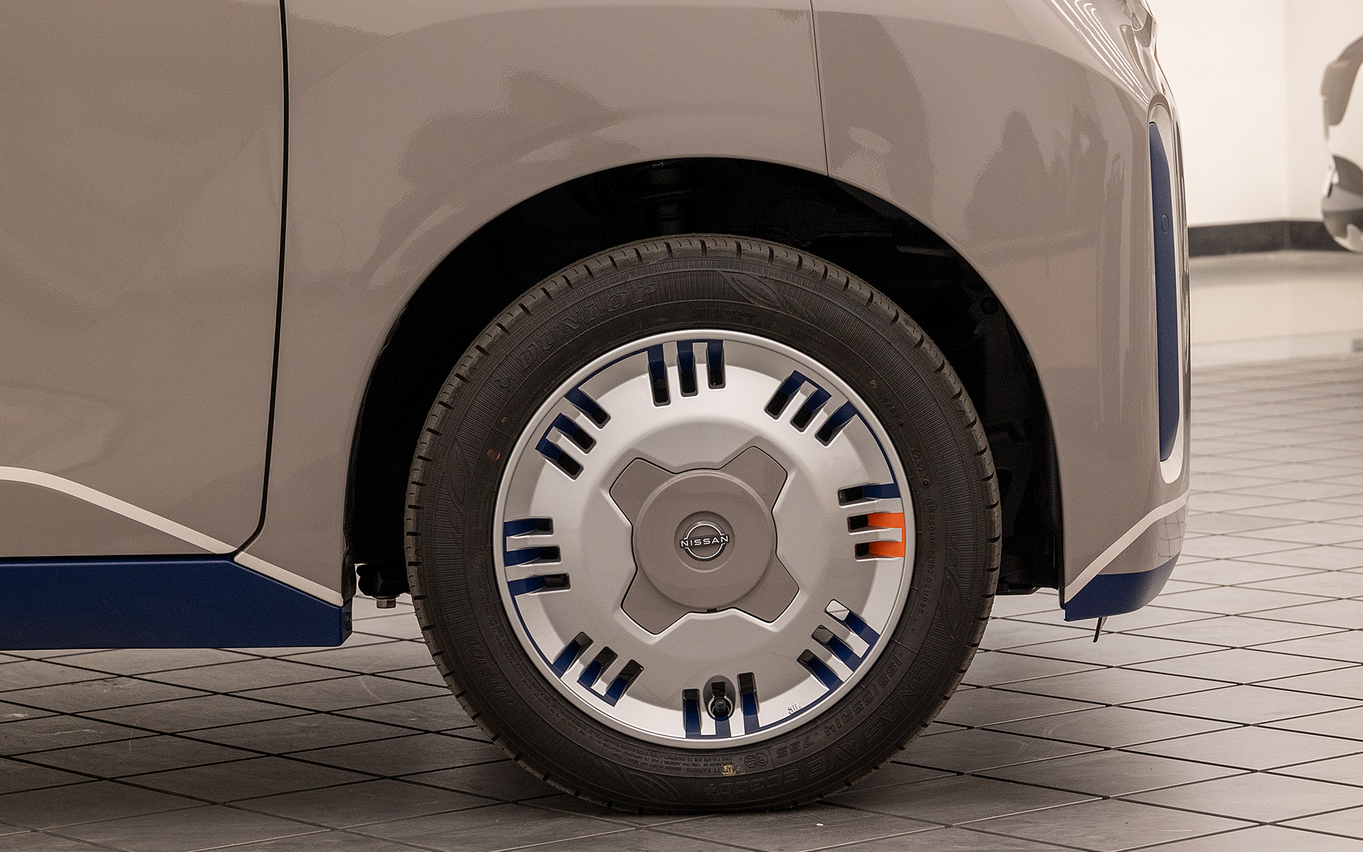 純正ディーラーオプションとして販売されているレトロ調ながら新しいデザインのスチールホイール風アルミホイールがベース