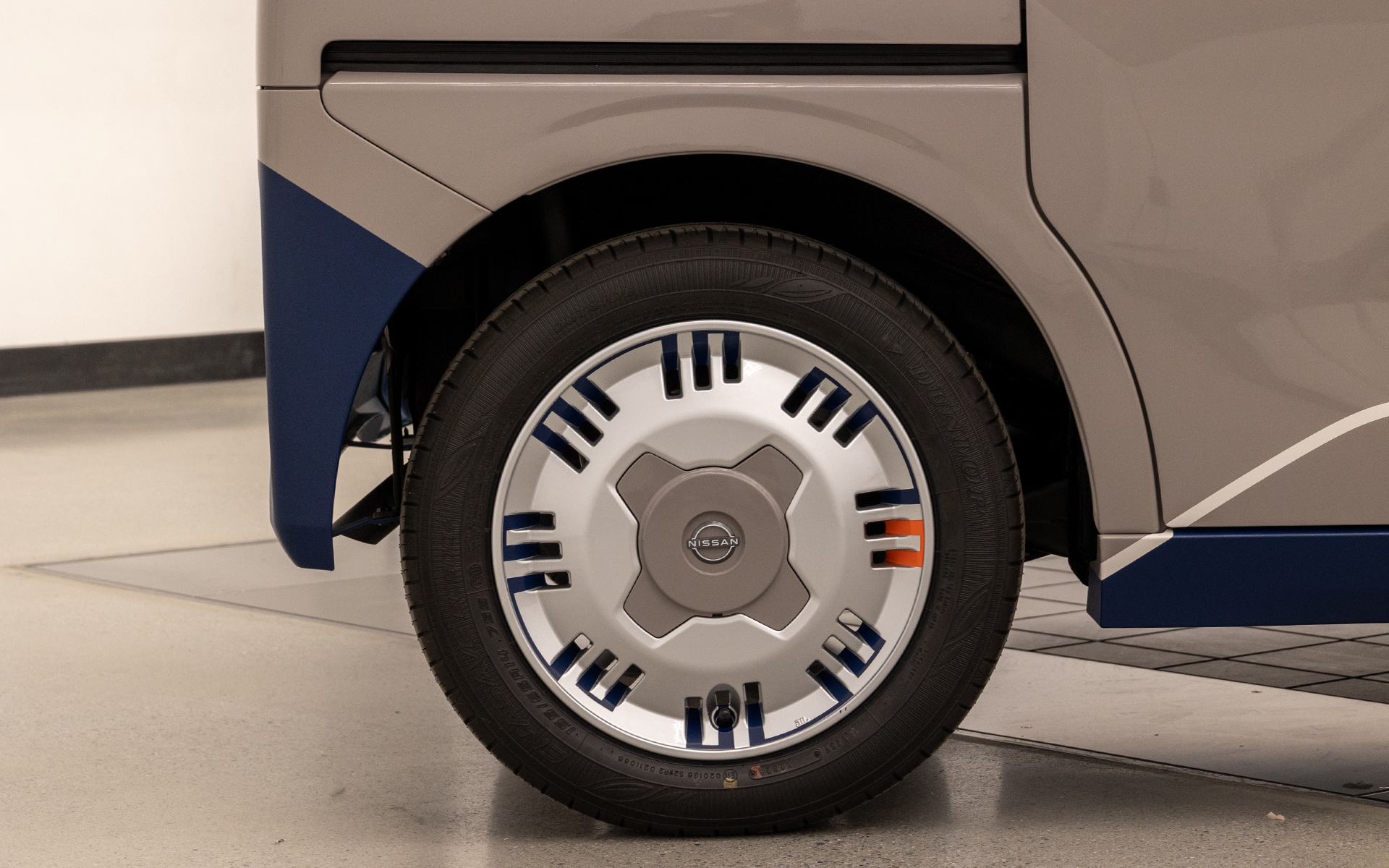 インディゴカラーとビームスのブランドカラーであるオレンジを差し色を使用している