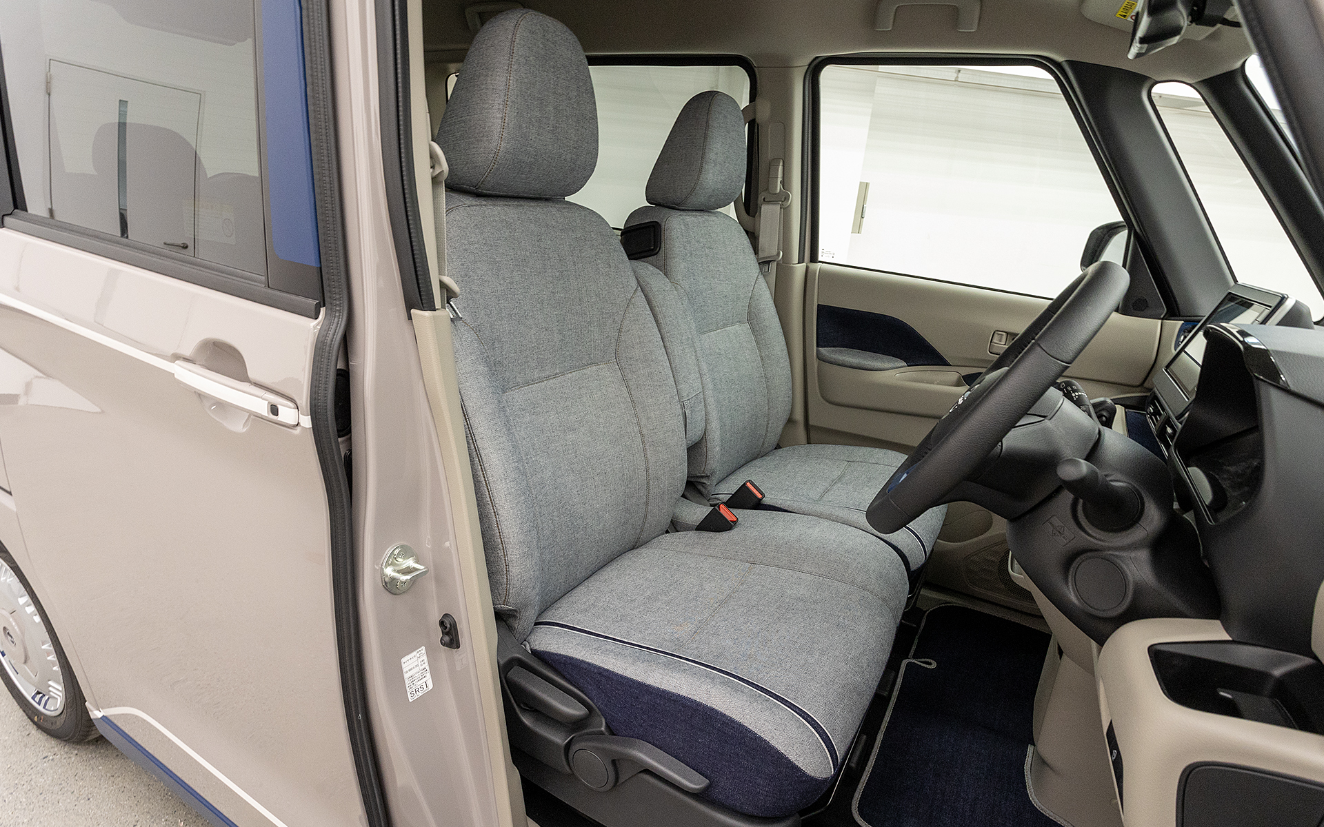 シート生地はセルビッチデニムを裏返して使ったもの