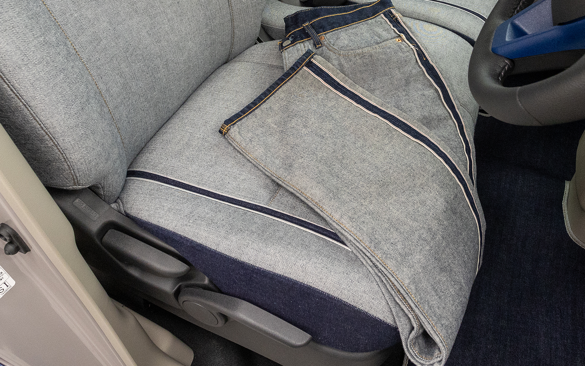 実物のデニムを置いてみた