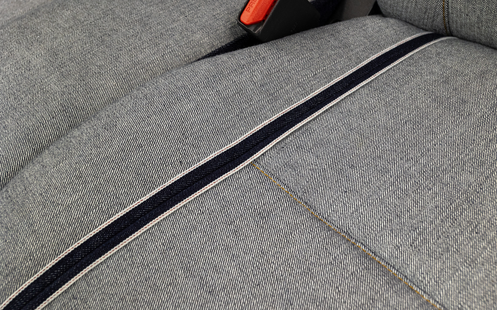 シートには裏地にある「耳」の部分も付いている