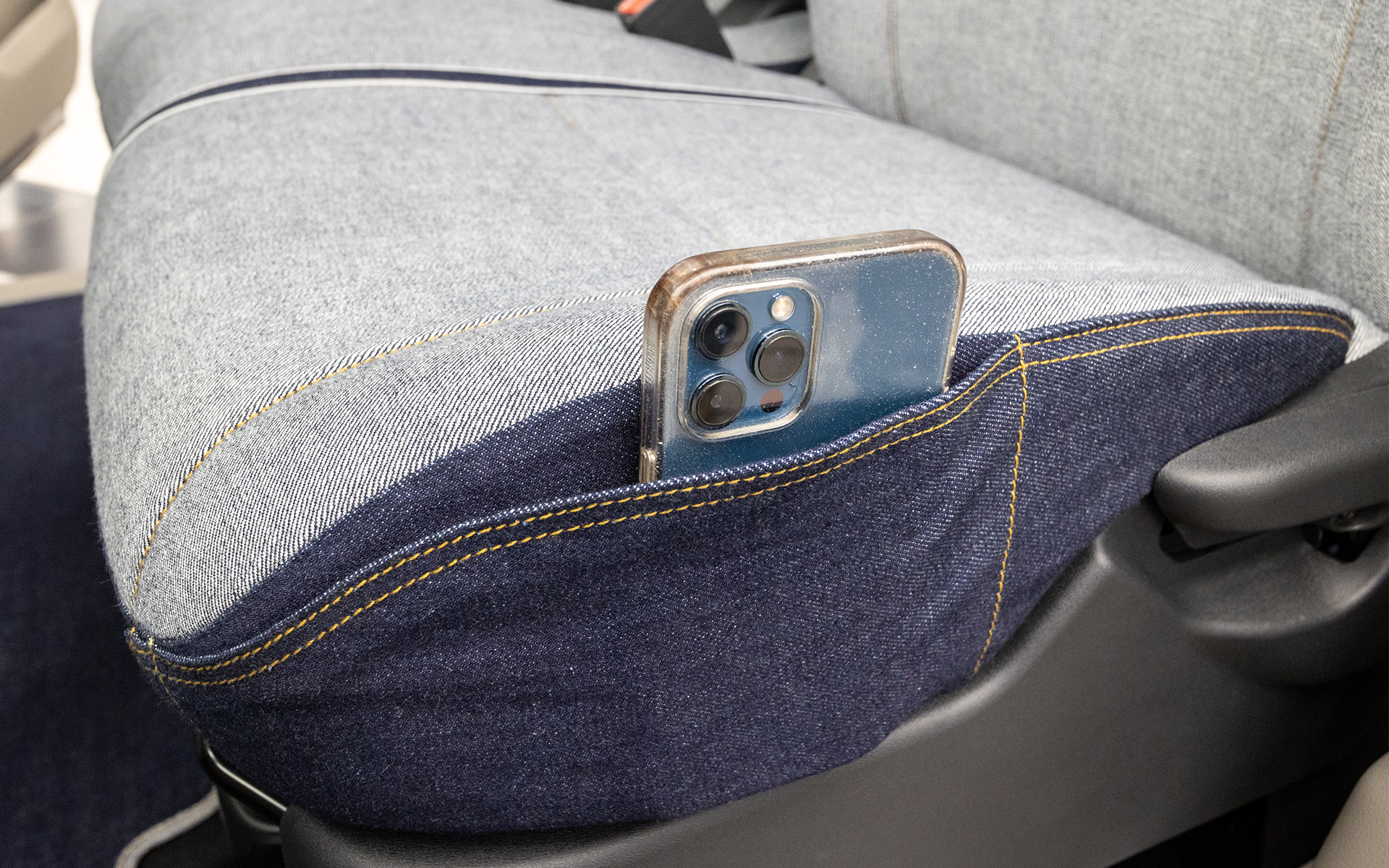 ジーンズなのでサイドにポケットもある