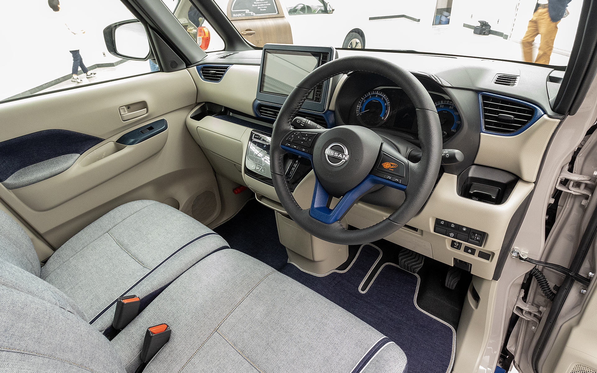 ステアリングの樹脂部分にインディゴをイメージした藍色の塗装が。右側部分にはオレンジのビームスロゴも入る