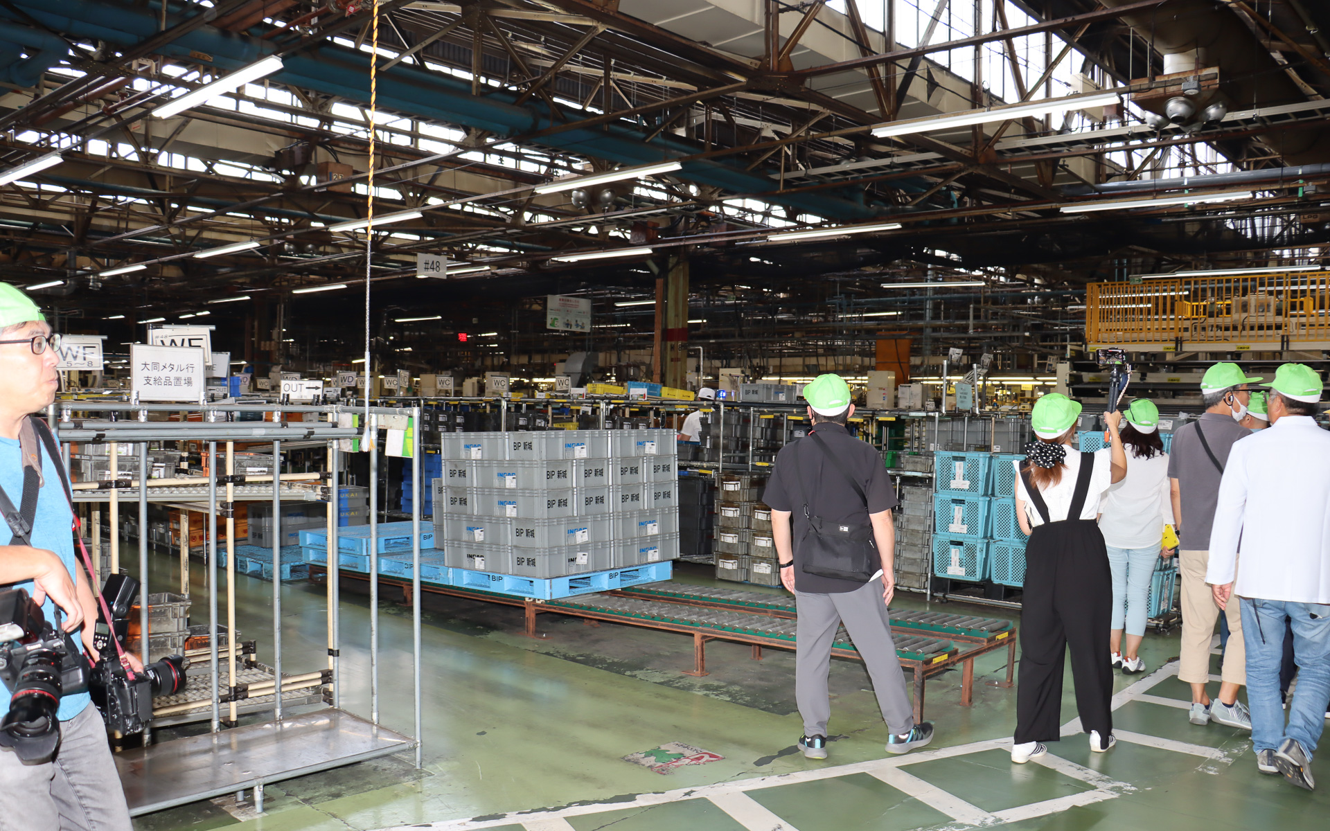 KYB 岐阜北工場の見学がスタート。まずは1968年に建てられたという第1工場から