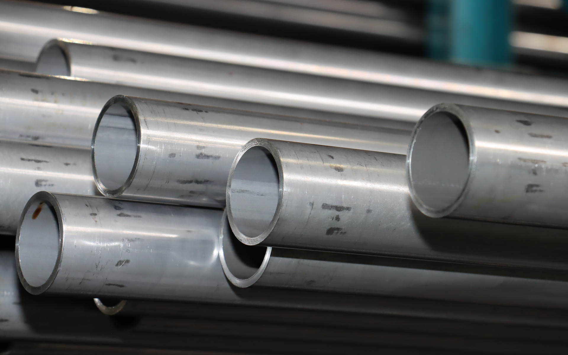 求められる強度に応じて厚い板材を使ったパイプも用意されていた