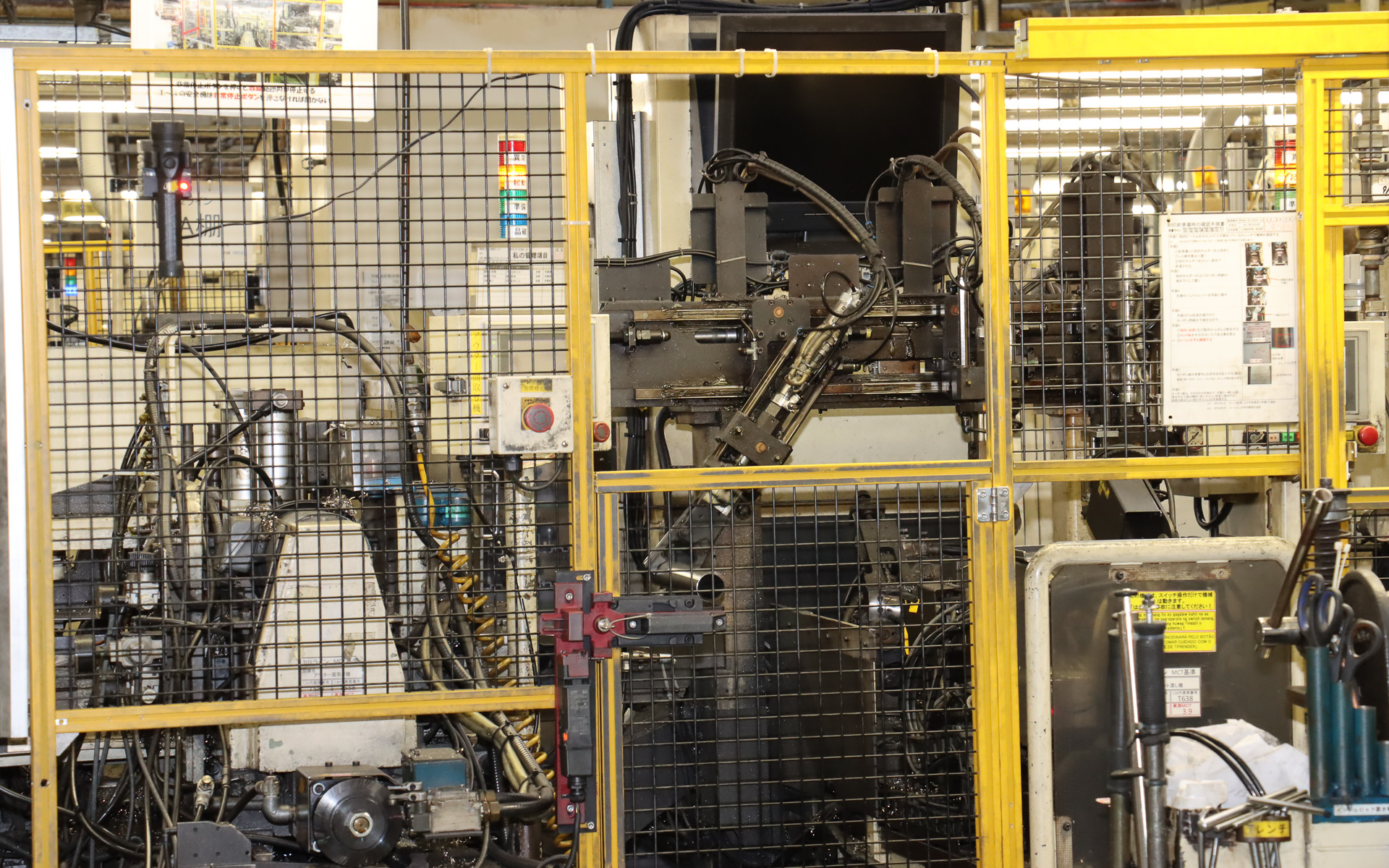 ただの鉄パイプだったアウターシェルにブラケット類が取り付けられていく