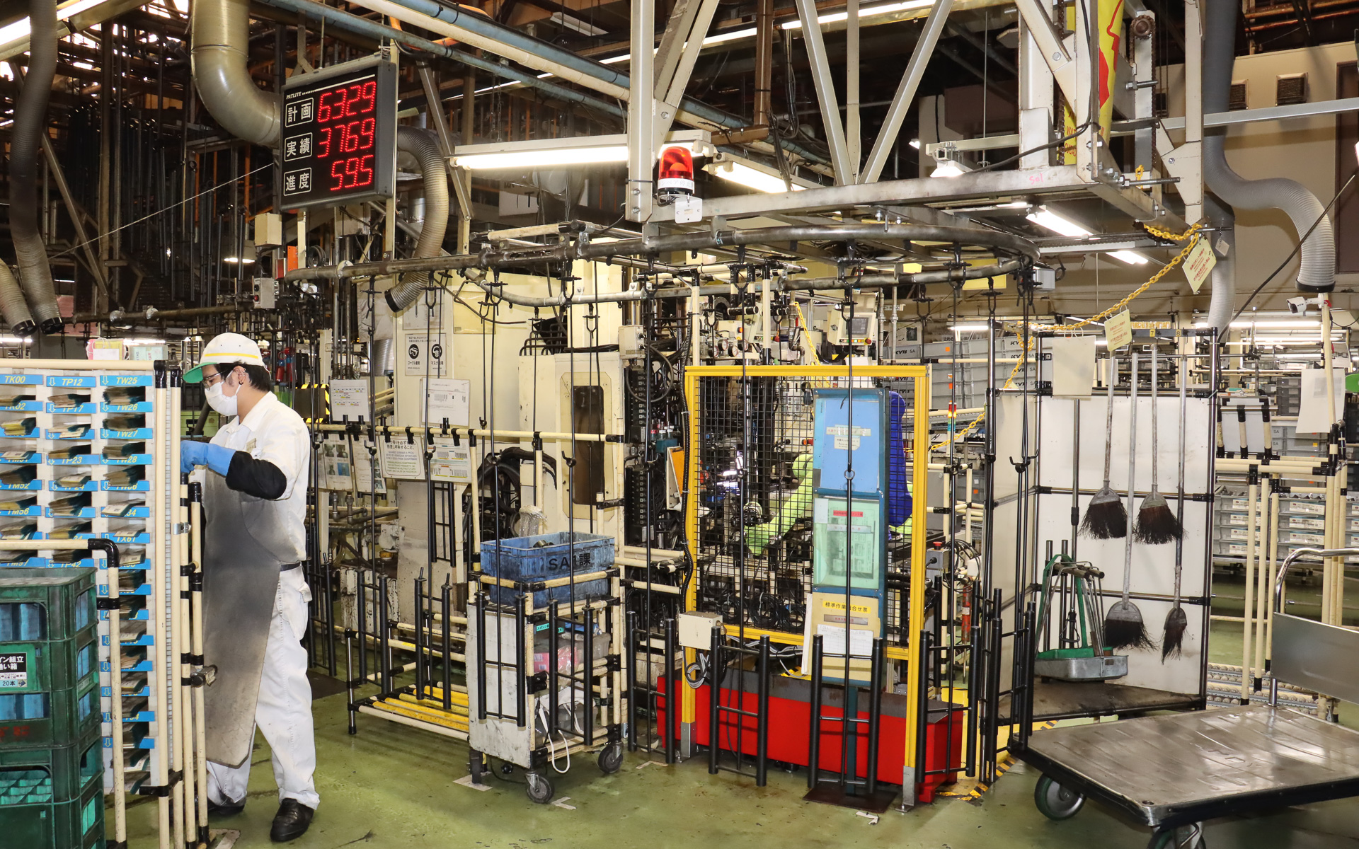 自動車メーカー向けに少品種大量生産を行なう高速ラインは自動化を徹底してタクトタイム短縮を図っている