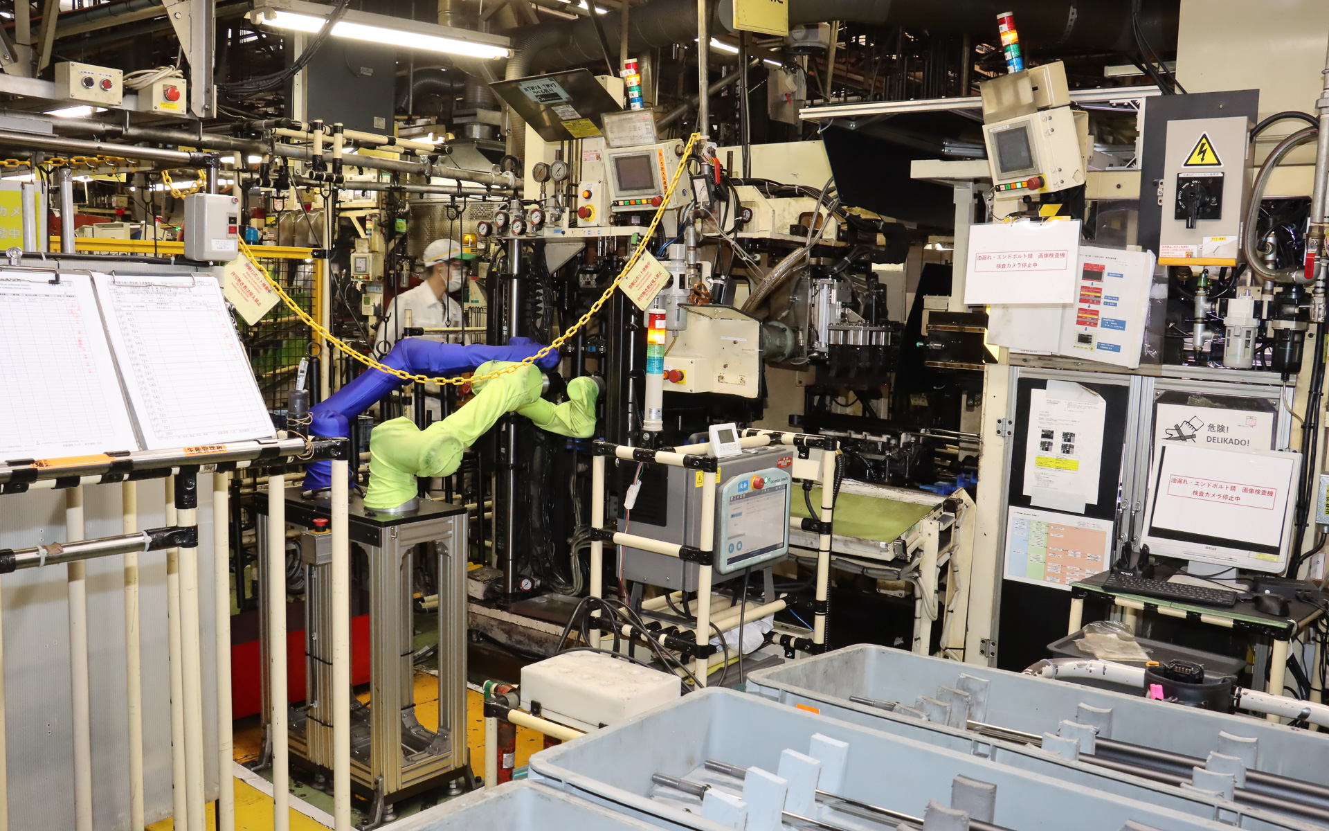 自動車メーカー向けに少品種大量生産を行なう高速ラインは自動化を徹底してタクトタイム短縮を図っている