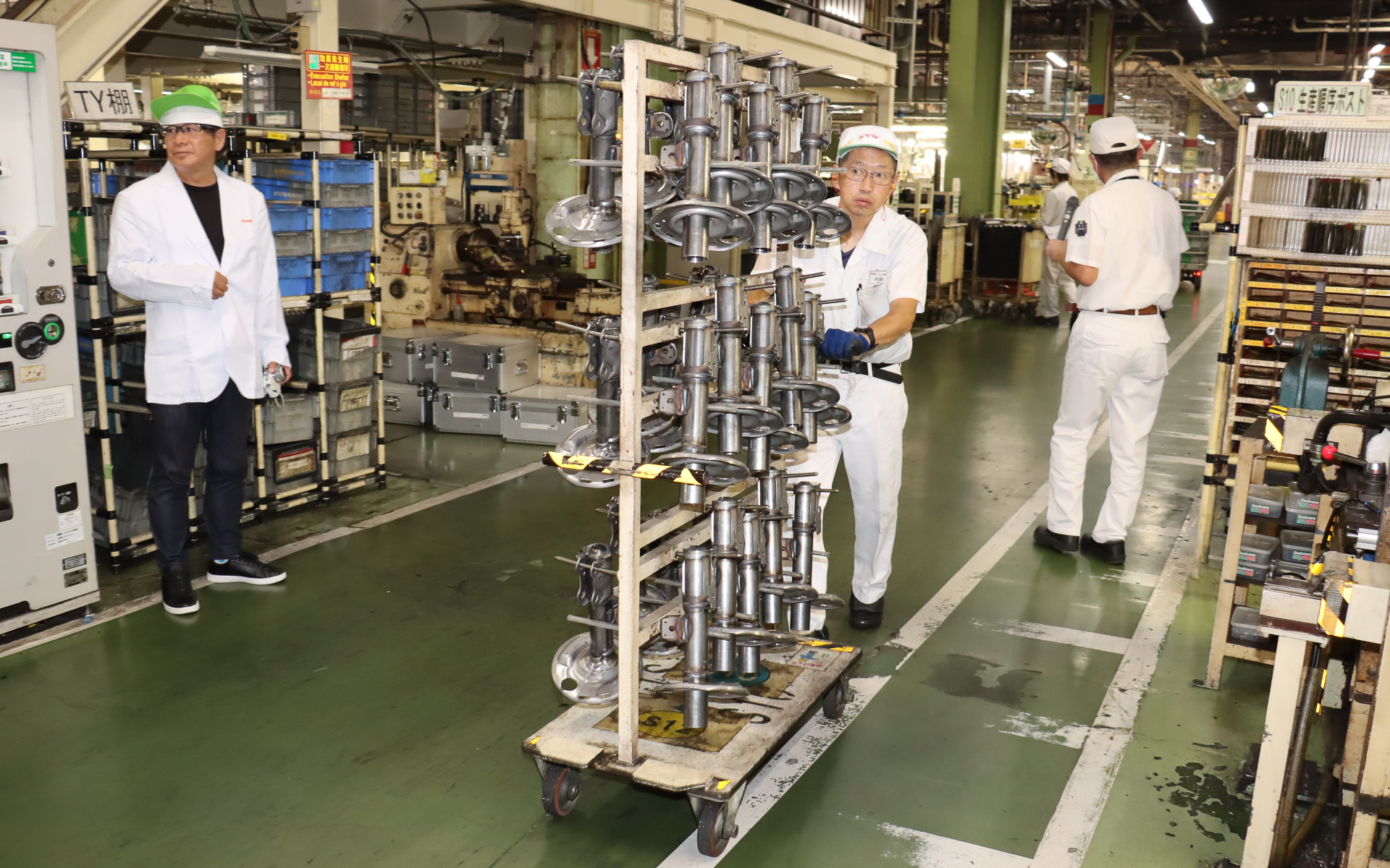 組み上げられたショックアブソーバーのアウターシェルは台車で運ばれていく