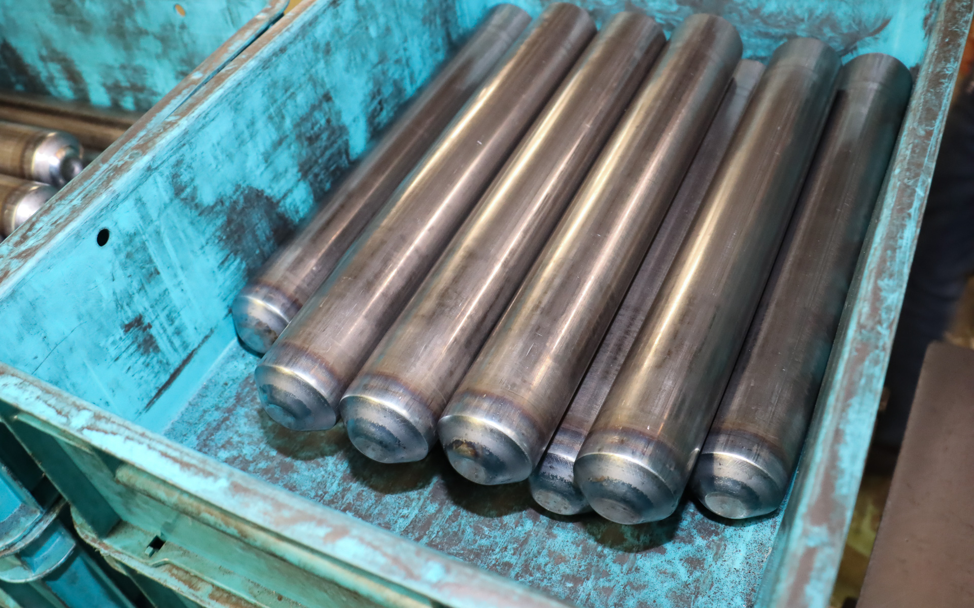 熱加工でパイプの片側を丸く閉塞する「クロージング」工程。別の部材を溶接していた従来工法よりも短時間で仕上がり、低コスト化できる