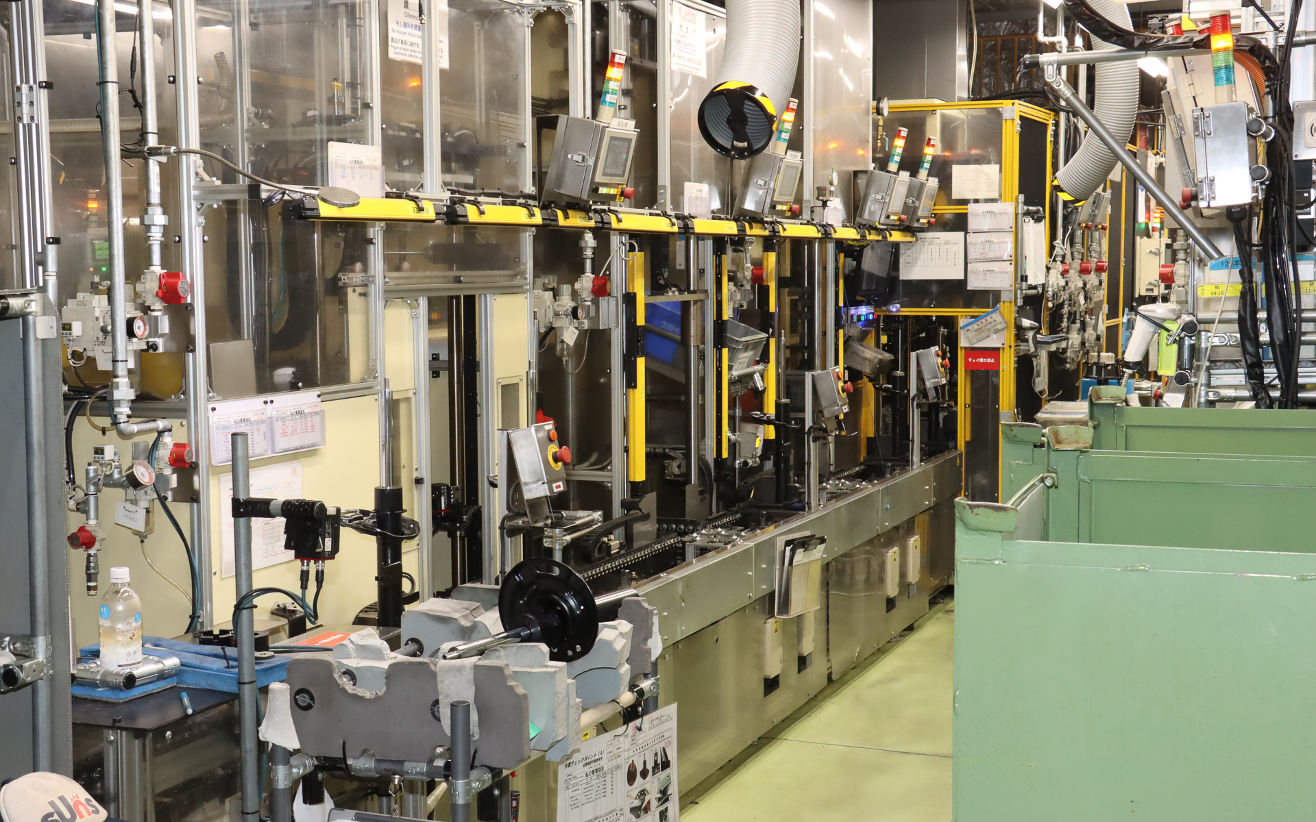 すでに量産を始めている「F0ライン」の第2世代となる組立工程。自動化の一部取り入れで従来は3人だった作業員を2人に減らし、作業員2人＋特別検査員で運用されている