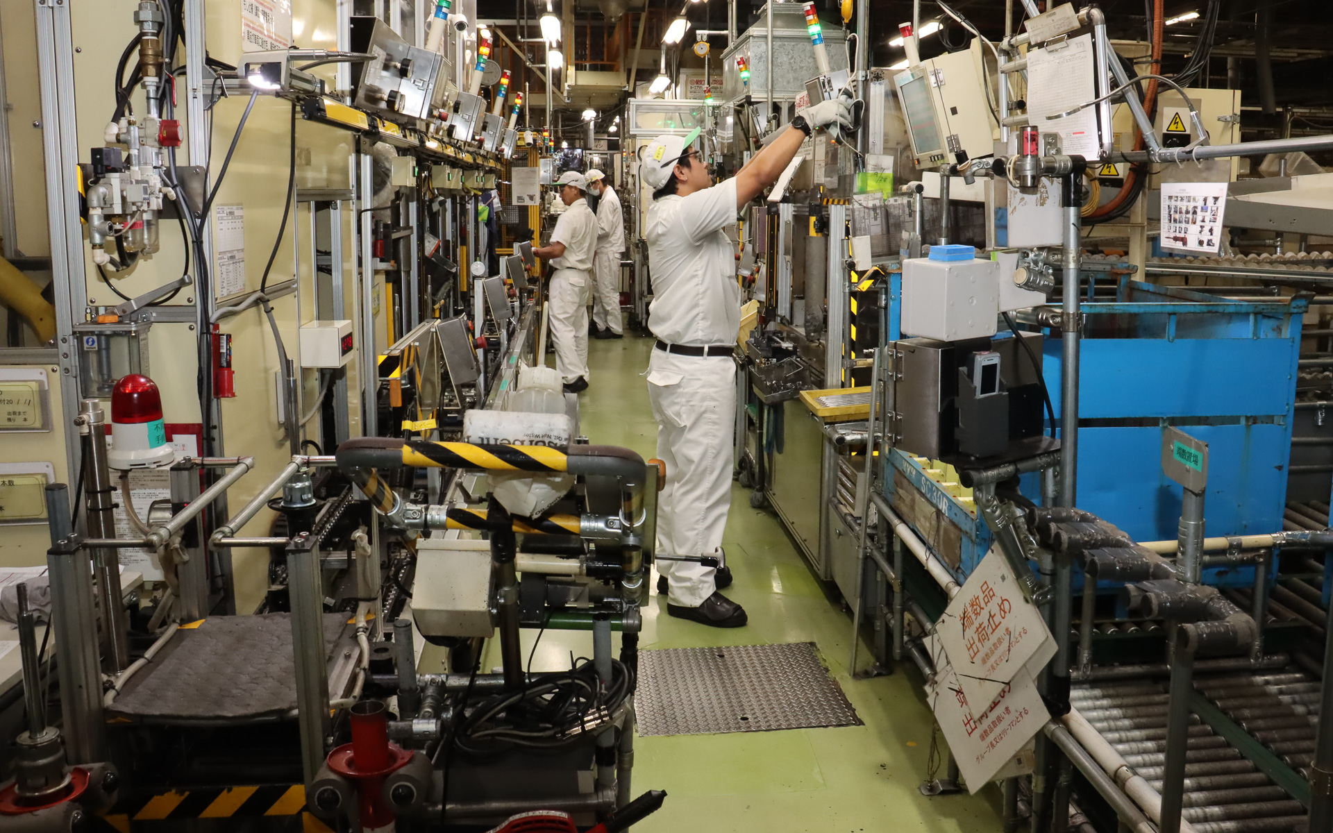 すでに量産を始めている「F0ライン」の第2世代となる組立工程。自動化の一部取り入れで従来は3人だった作業員を2人に減らし、作業員2人＋特別検査員で運用されている