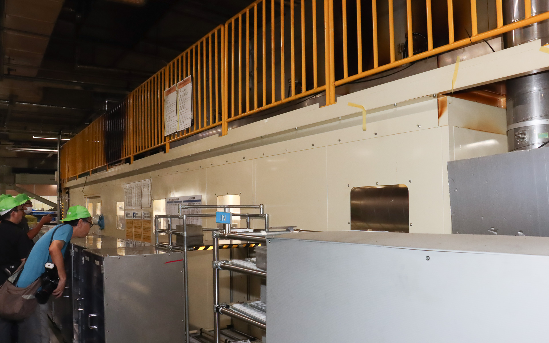 生産ラインの革新でキーになっている塗装工程。速乾性の塗料を自社開発（生産は塗料メーカーに委託）して乾燥時間を4分の1に抑えたことにより、従来は800m<sup>2</sup>あった塗装機を77.2m<sup>2</sup>まで大幅ダウンサイジング