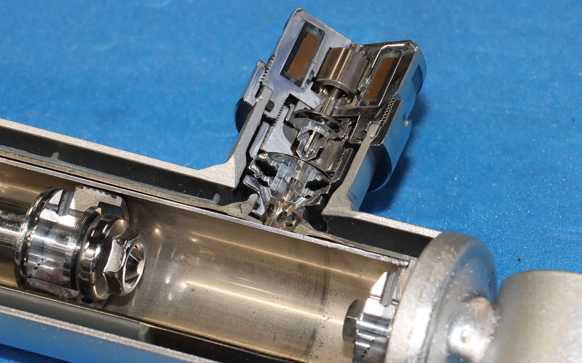 アウターシェル側面に設置されたソレノイドバルブ（電磁弁）で減衰力をリアルタイム制御