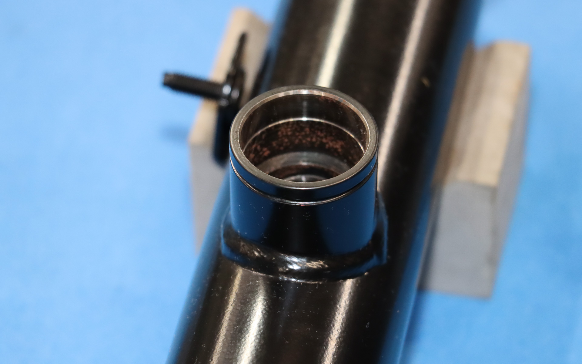 パイプの側面にパーツを追加する工程で精度を高めることは難しかったが、カヤバでは困難を乗り越えて工作機械による自動化を実現した