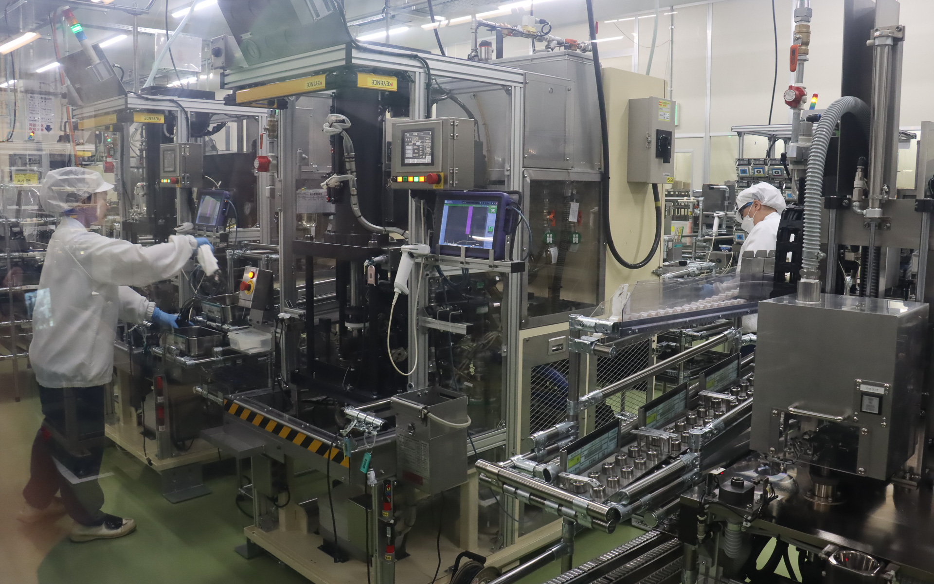 IDC専用ラインは工場内でもガラス窓で仕切られ、食品工場のようなクリーンルームとなっていた