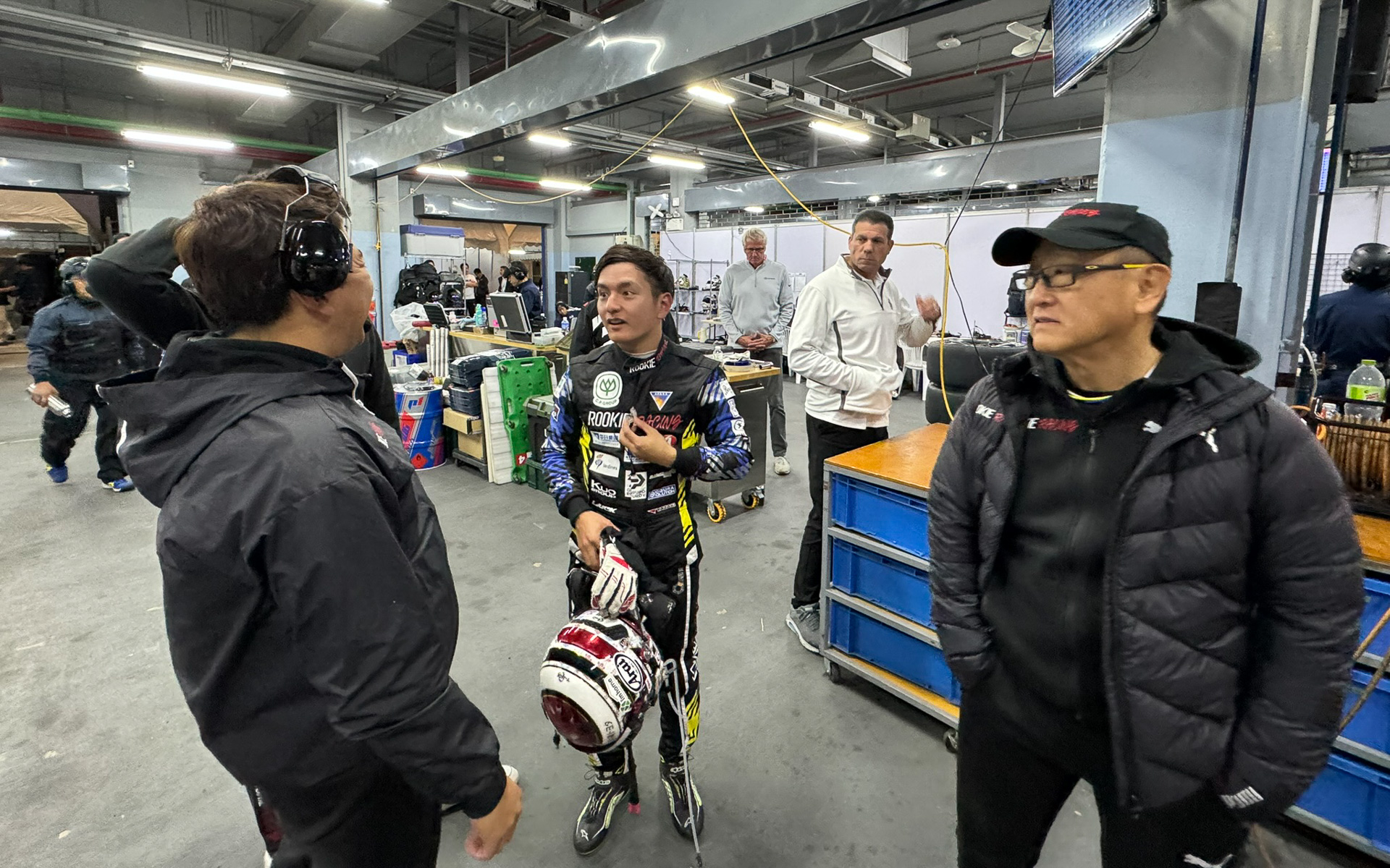 ゴール直前のスティントを終えた平良響選手（中央）を交えて語る、片岡龍也監督（左）とモリゾウ選手（右）