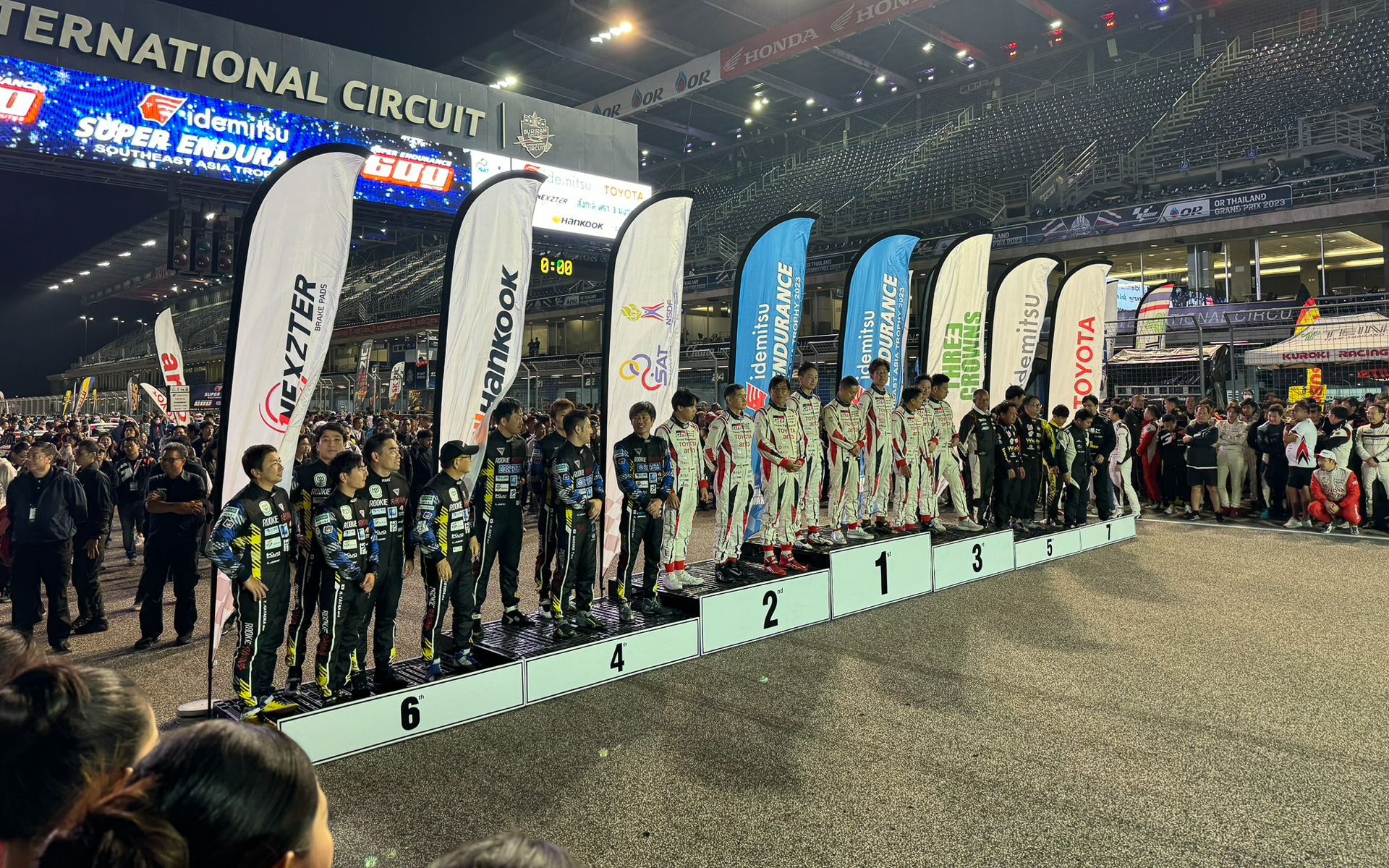 表彰式の模様、新型プリウス レーシングハイブリッドは総合11位、クラス6位に入賞した