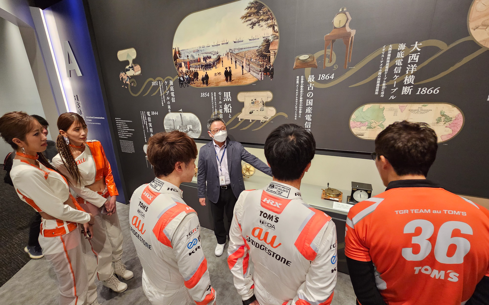 KDDI 広報部 メディア開発グループ 中村孝太郎氏による解説を聞きながらミュージアムをまわった