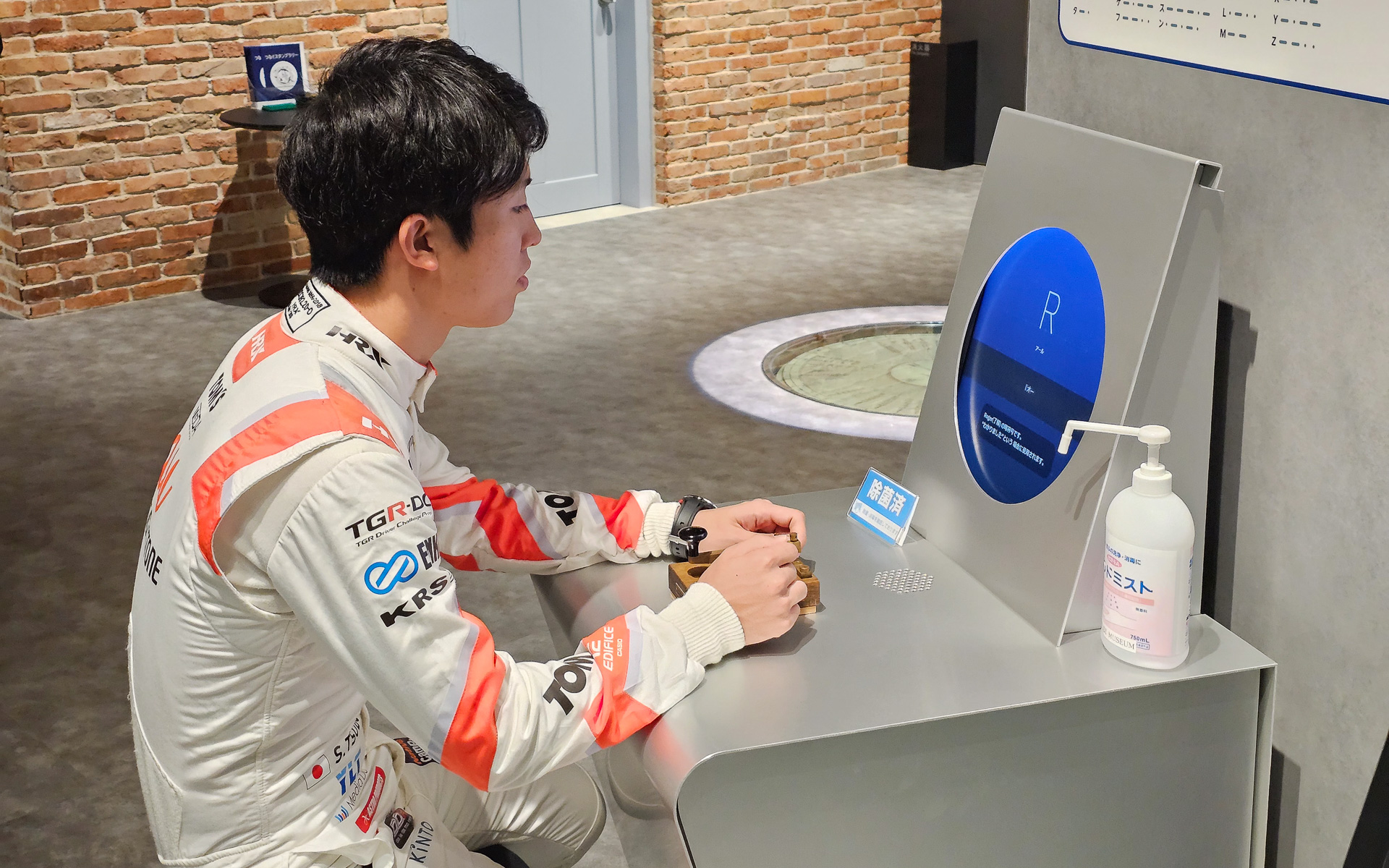 モールス通信を体験する坪井選手