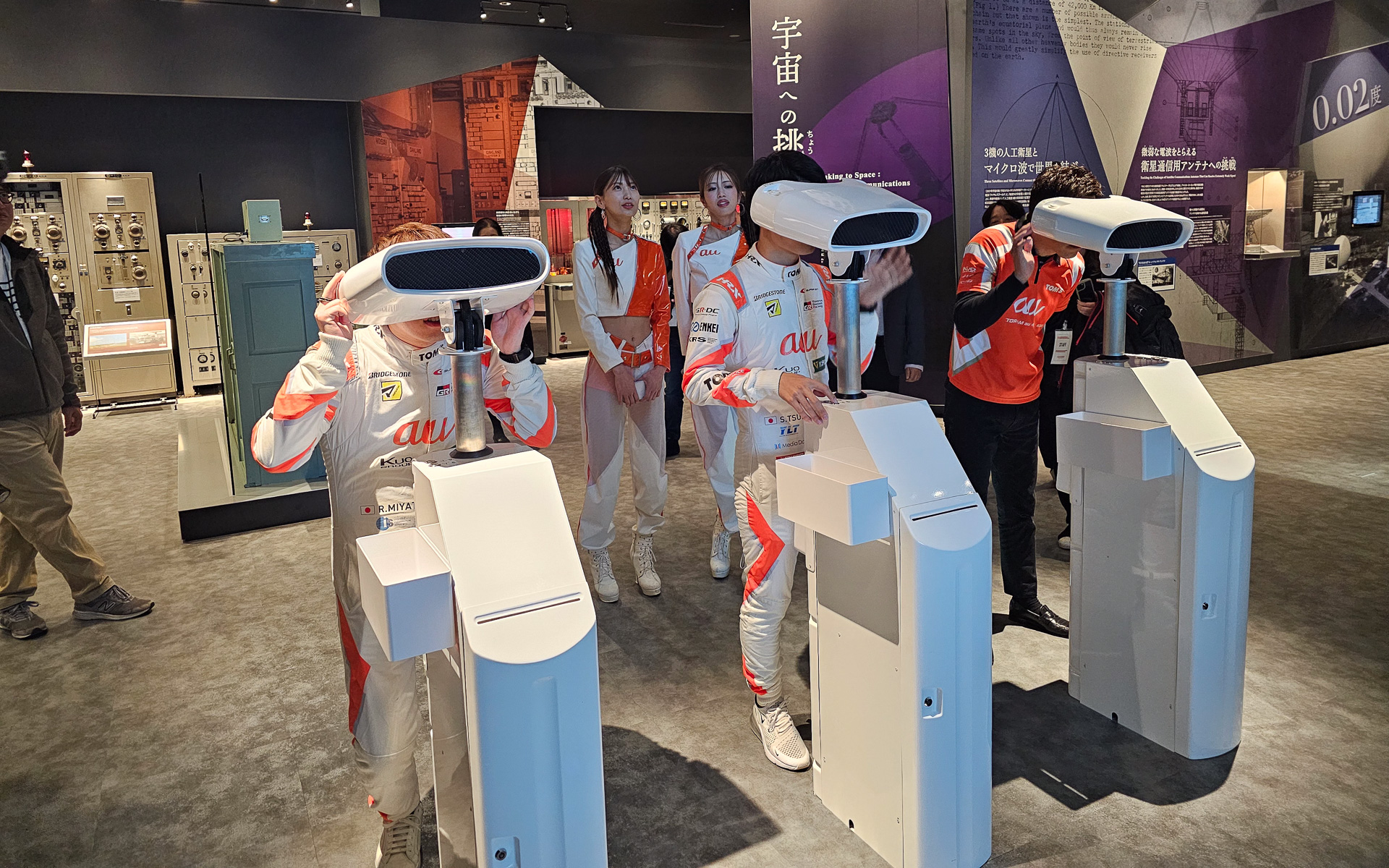 海底ケーブルを設置する船の様子をバーチャル体験する3人