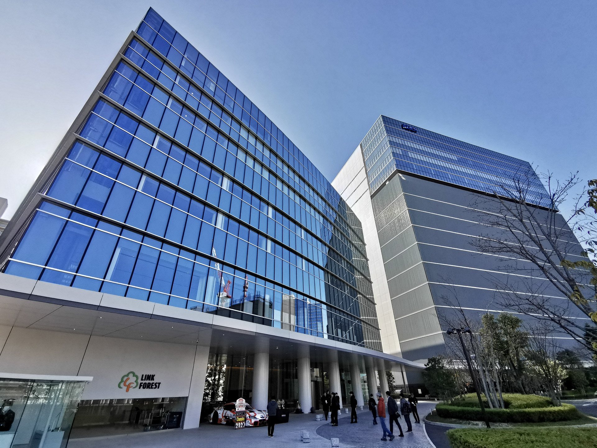 KDDI ミュージアムは東京都多摩市の「Link Forest」2階にある。以前は栃木県小山市で「国際通信資料館」として展示していたが、建物の老朽化にともない2020年に多摩に移設してリニューアルされた。現在は事前予約制で入館料は300円（大学生以下は無料）。1グループ15人までで、約90分の説明員付きのツアー形式で見学できる