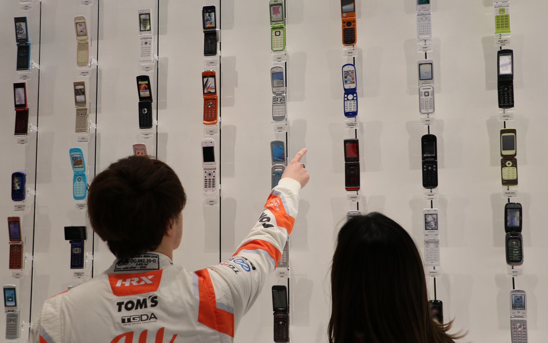 「これこれ！」と、子供のころに使っていたキッズフォンを見つけた宮田選手