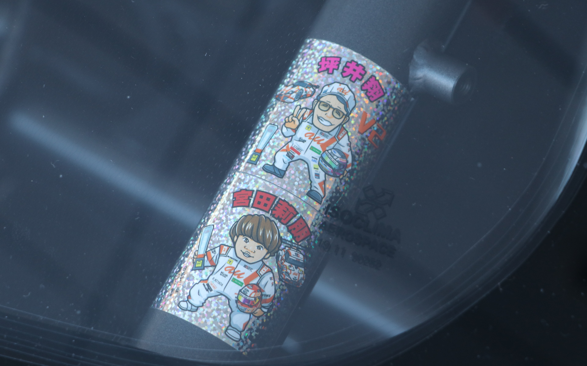 Aピラー部分のロールケージに貼られていた特製ステッカー