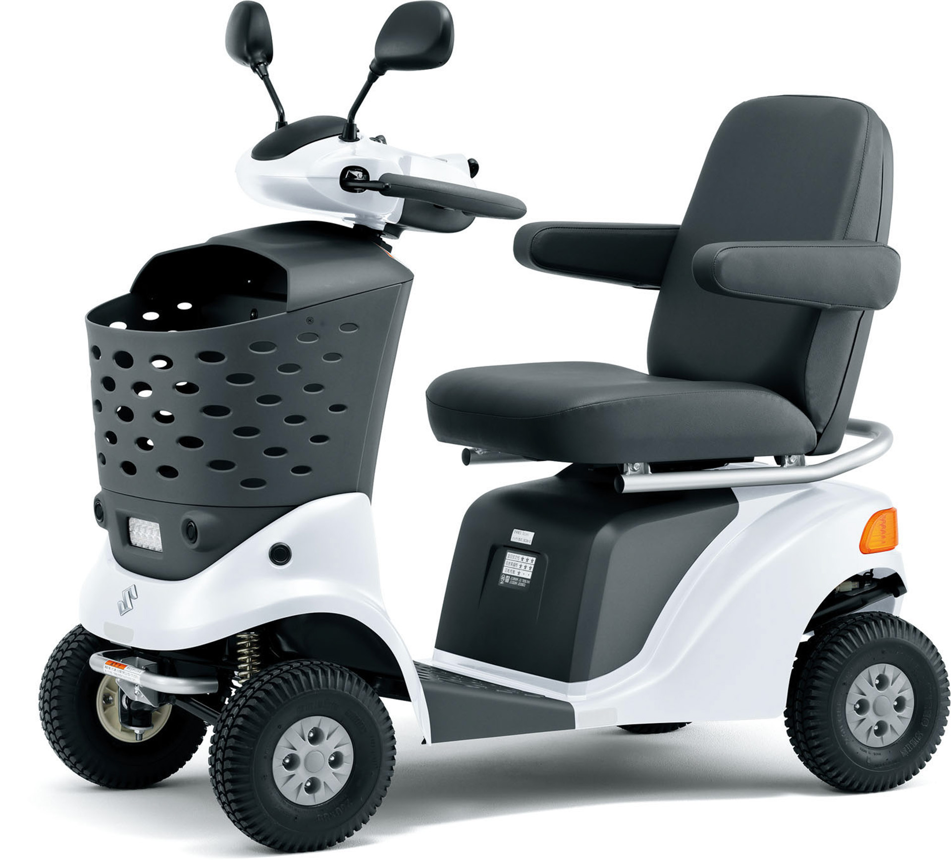 ブリリアントホワイトパール塗装車は1万5000円高で