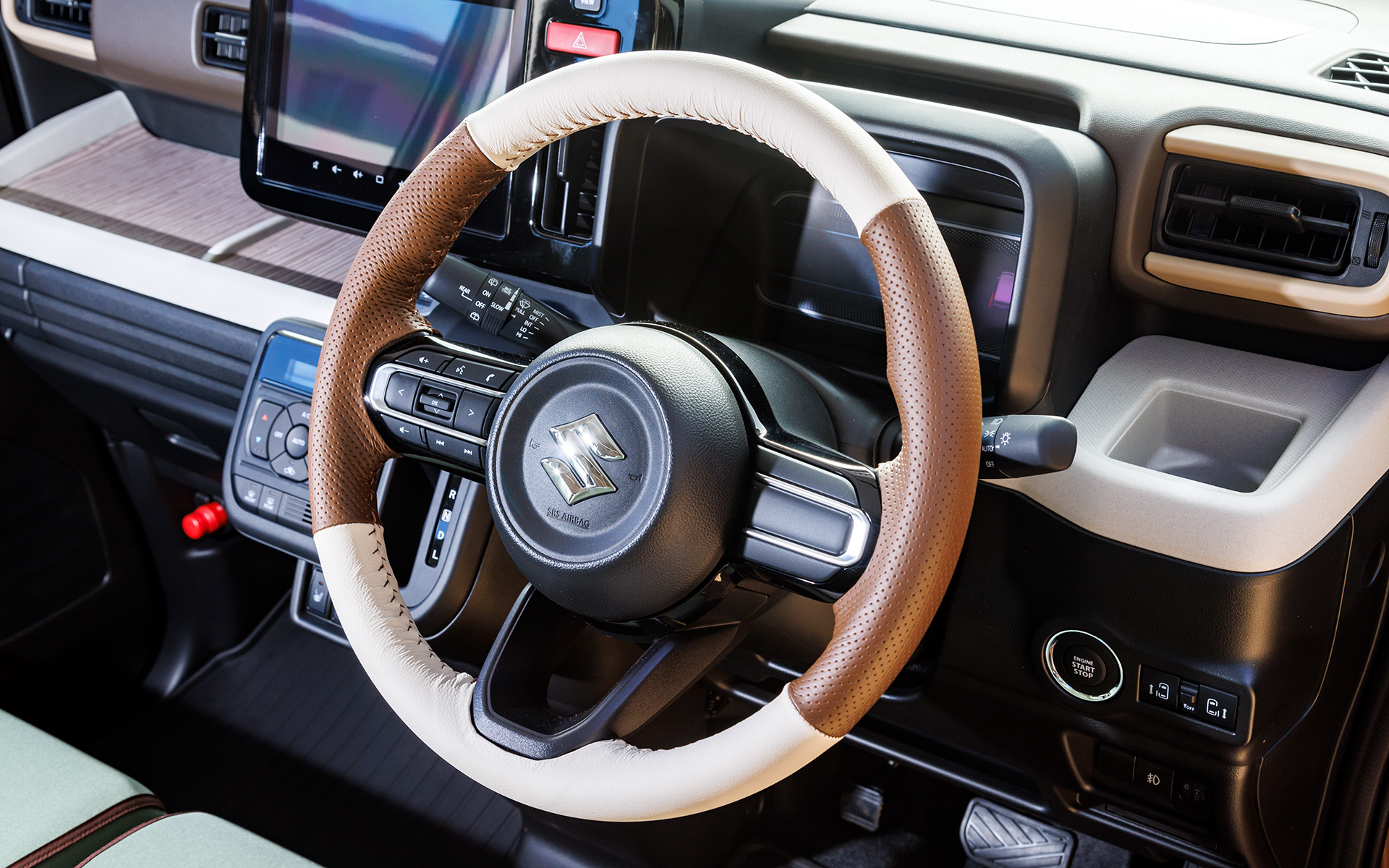 インテリアカラーと同色のベージュ/ブラウンの本革ステアリングカバー